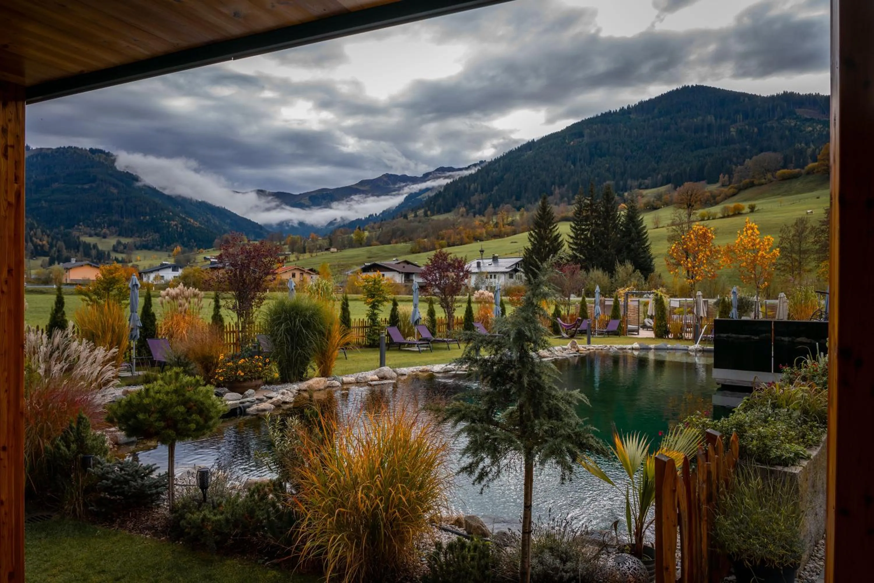 Swimming pool in Wellness und Brunch Hotel MorgenZeit beheizter Naturteich Genuss Frühstück bis 13 Uhr Hochkönig Sommercard