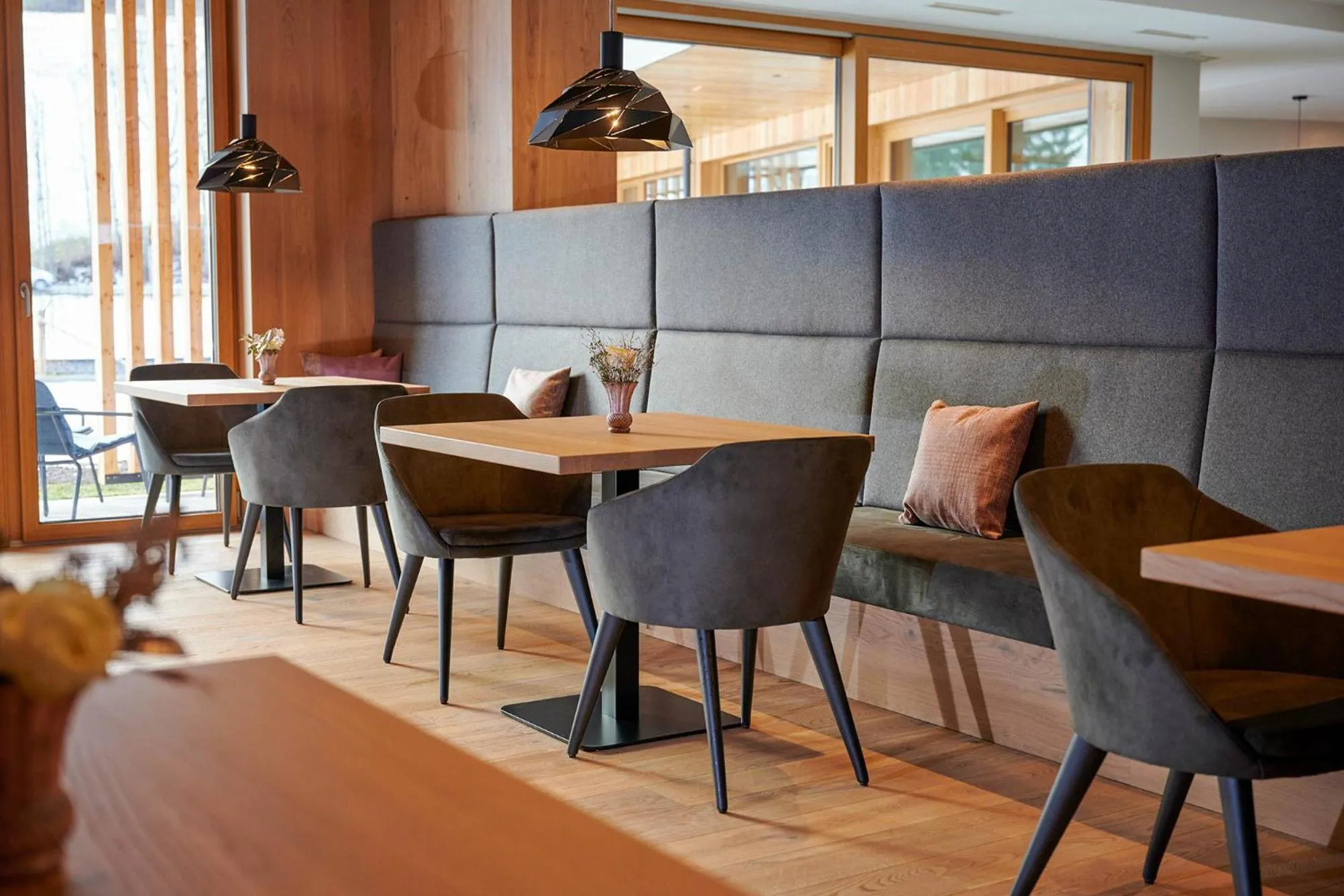 Breakfast in Wellness und Brunch Hotel MorgenZeit beheizter Naturteich Genuss Frühstück bis 13 Uhr Hochkönig Sommercard