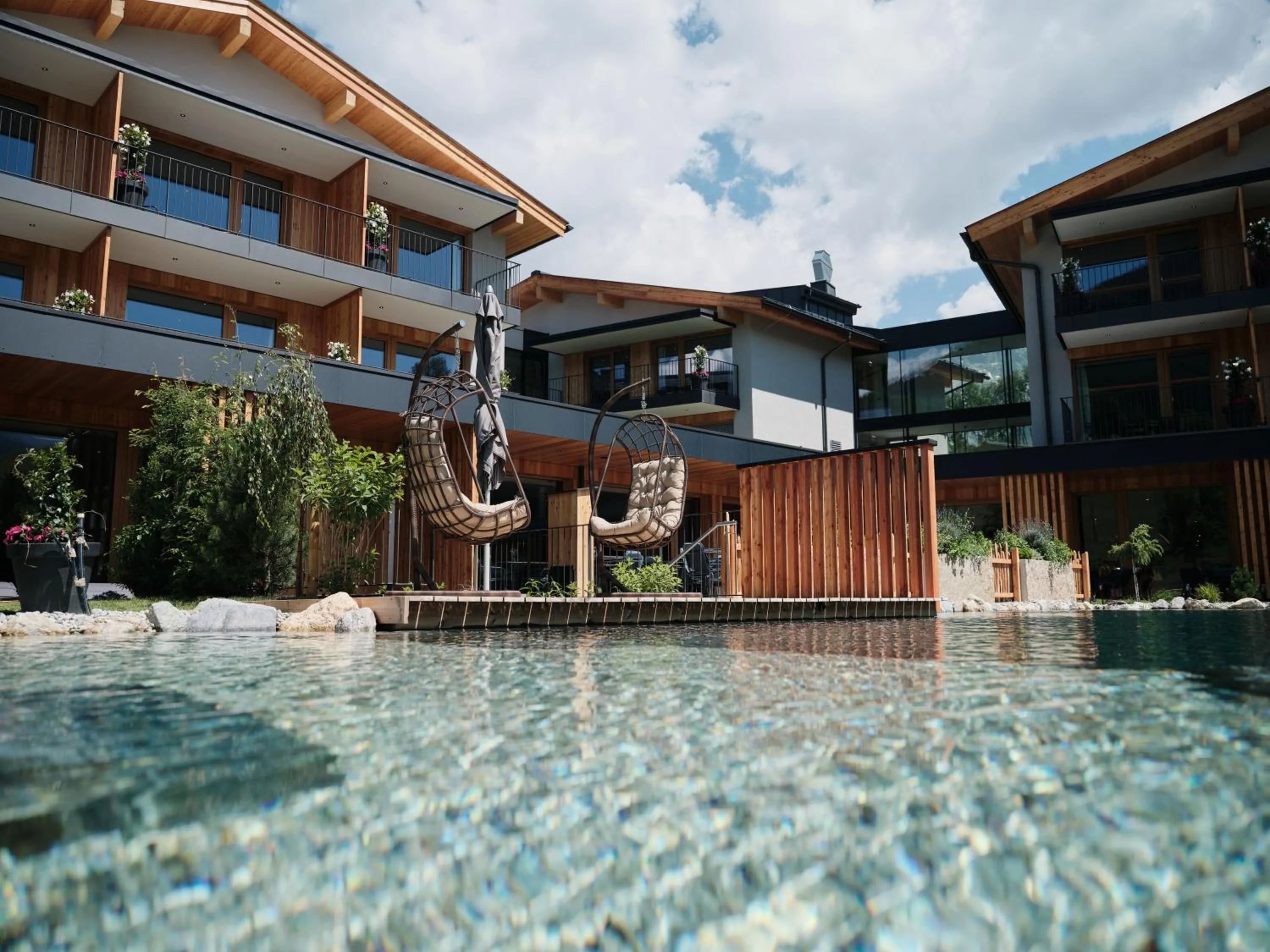 Spa and wellness centre/facilities in Wellness und Brunch Hotel MorgenZeit beheizter Naturteich Genuss Frühstück bis 13 Uhr Hochkönig Sommercard