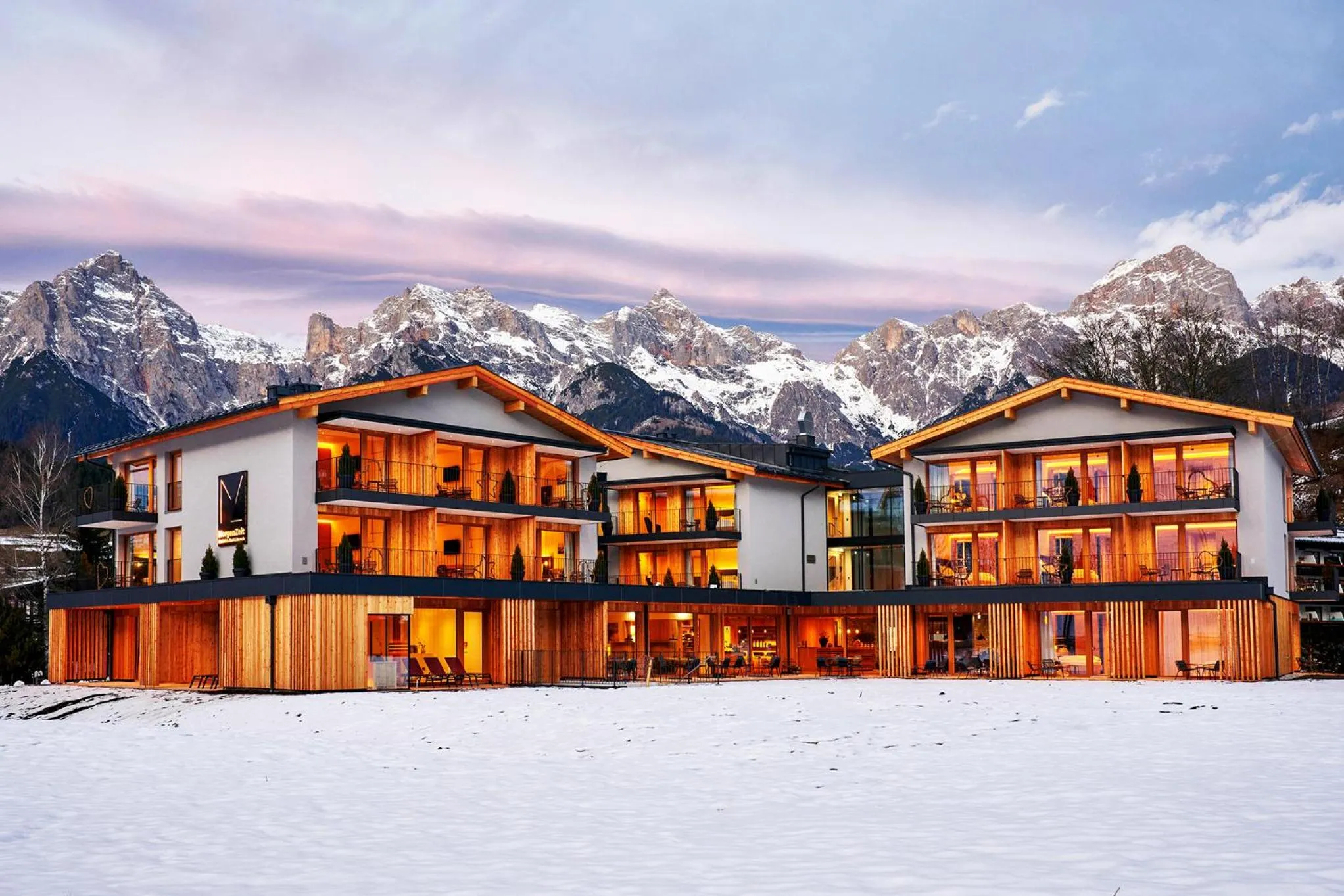 Property building in Wellness und Brunch Hotel MorgenZeit beheizter Naturteich Genuss Frühstück bis 13 Uhr Hochkönig Sommercard