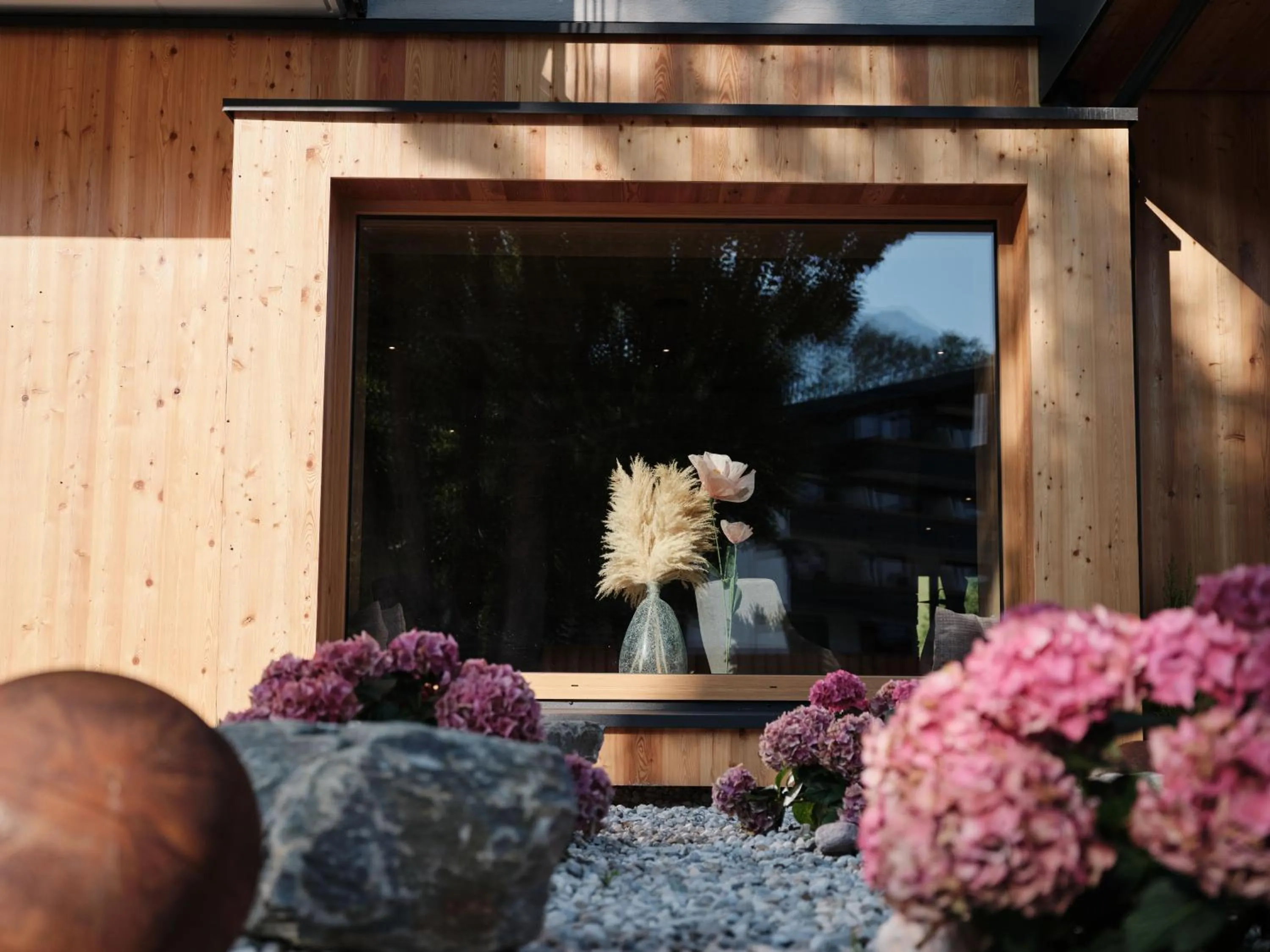 Garden in Wellness und Brunch Hotel MorgenZeit beheizter Naturteich Genuss Frühstück bis 13 Uhr Hochkönig Sommercard