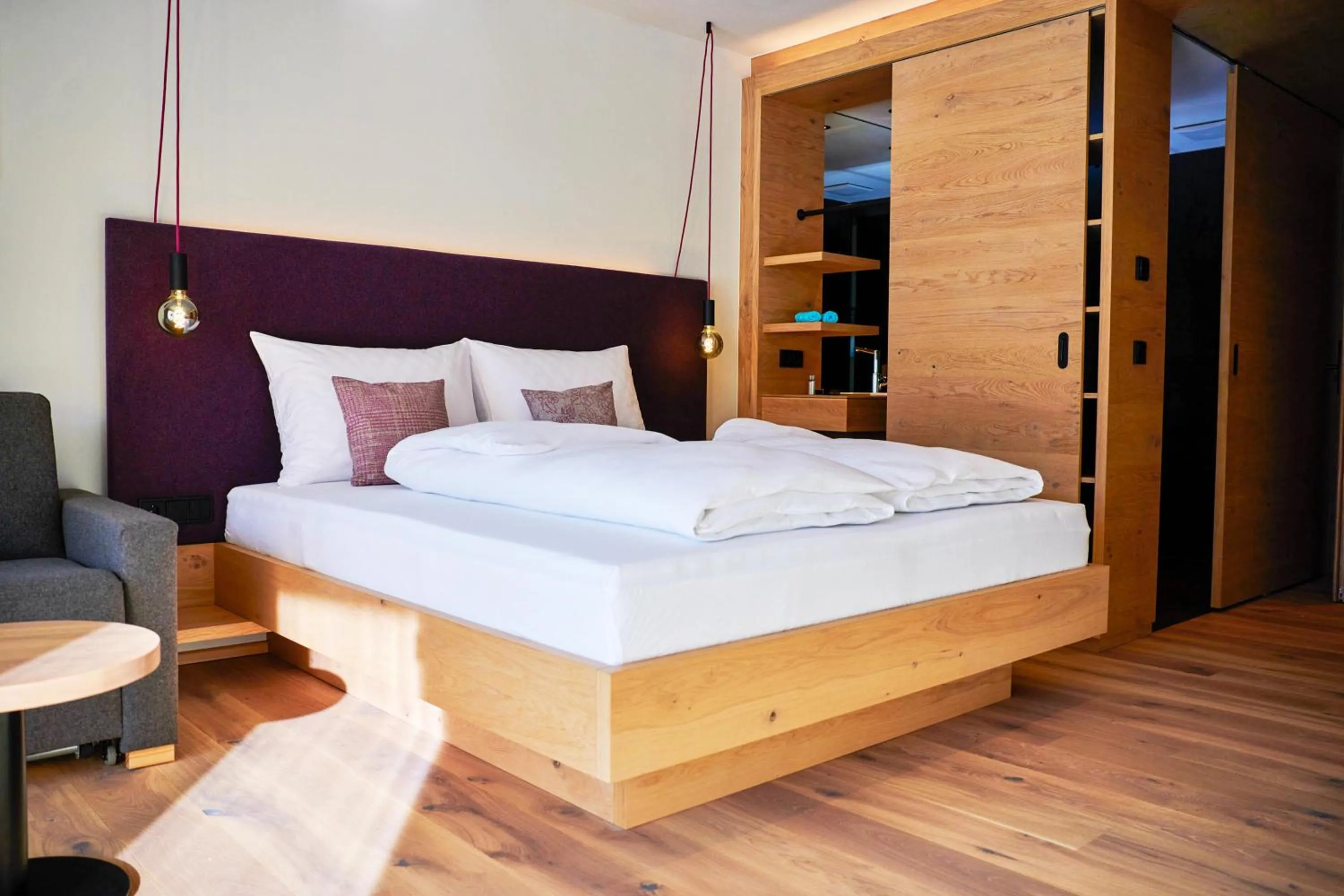 Photo of the whole room, Bed in Wellness und Brunch Hotel MorgenZeit beheizter Naturteich Genuss Frühstück bis 13 Uhr Hochkönig Sommercard