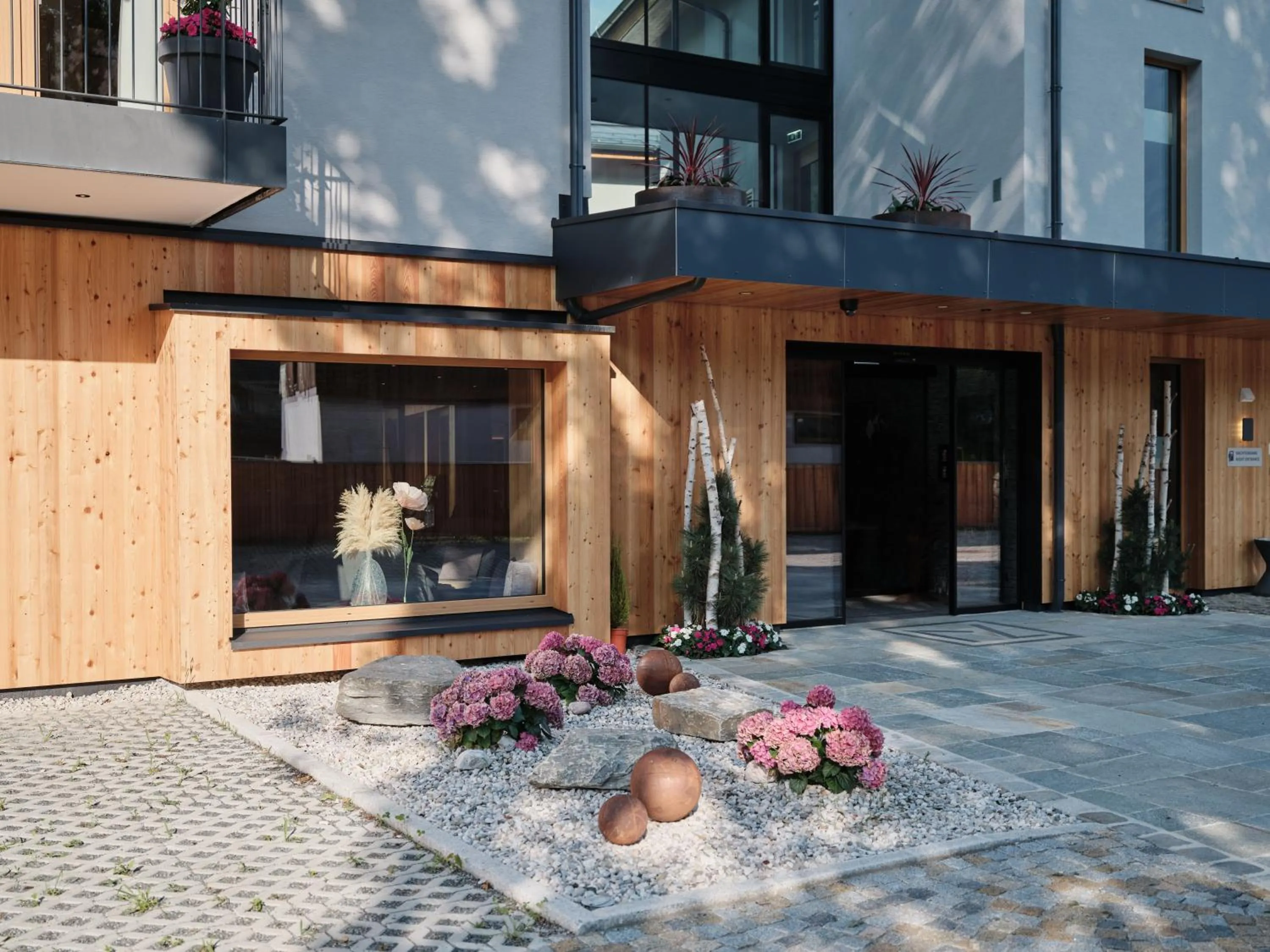 Facade/entrance in Wellness und Brunch Hotel MorgenZeit beheizter Naturteich Genuss Frühstück bis 13 Uhr Hochkönig Sommercard