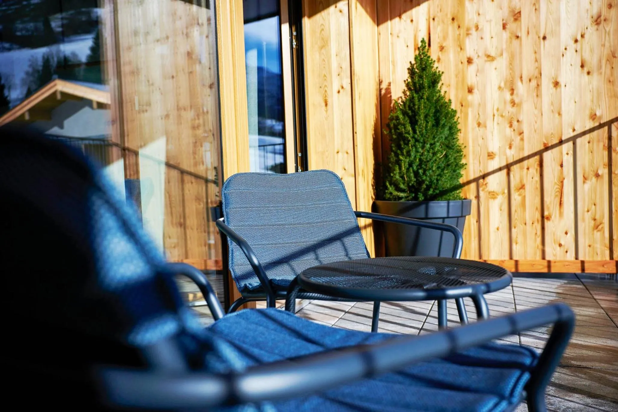 Balcony/Terrace in Wellness und Brunch Hotel MorgenZeit beheizter Naturteich Genuss Frühstück bis 13 Uhr Hochkönig Sommercard