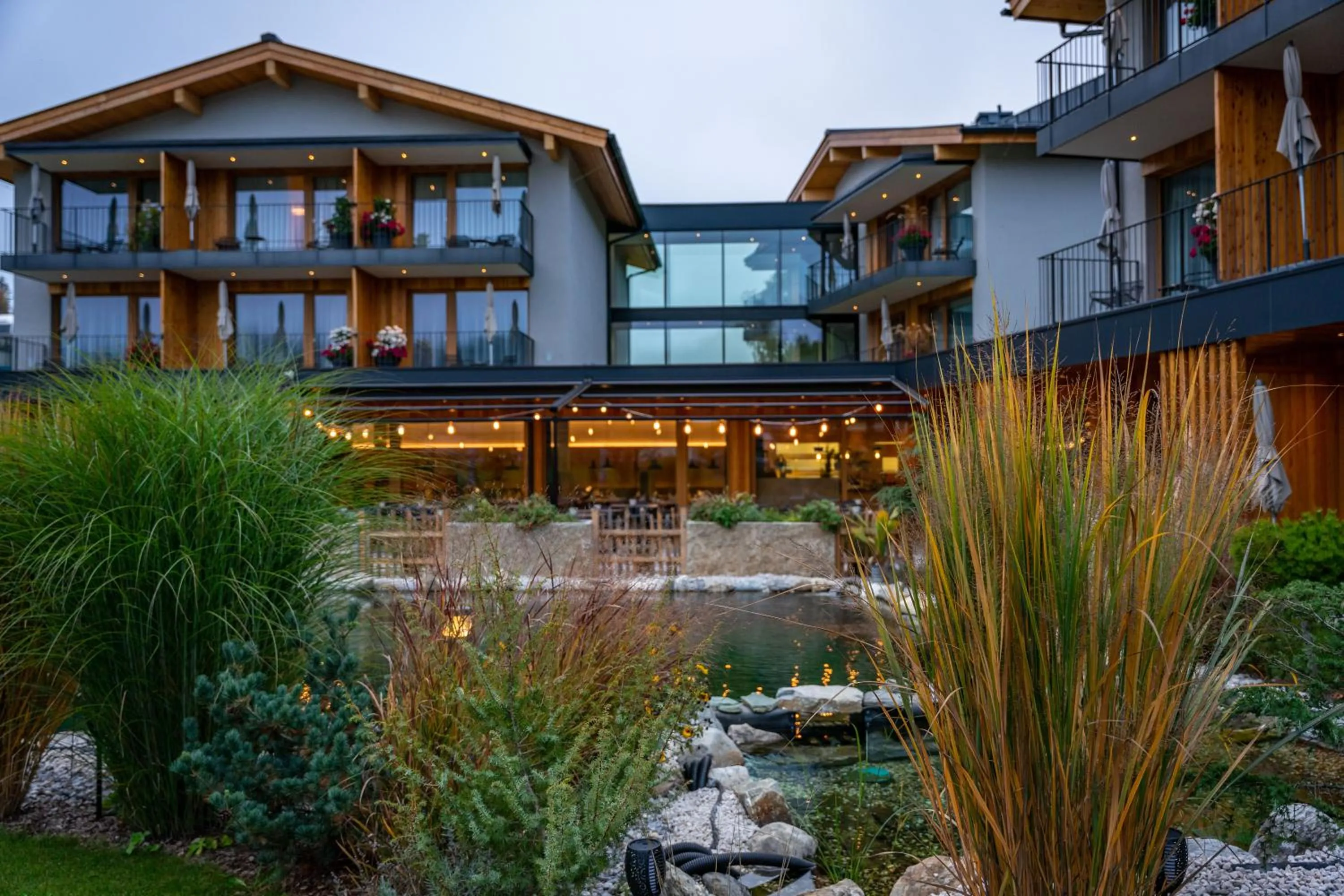 Swimming pool in Wellness und Brunch Hotel MorgenZeit beheizter Naturteich Genuss Frühstück bis 13 Uhr Hochkönig Sommercard