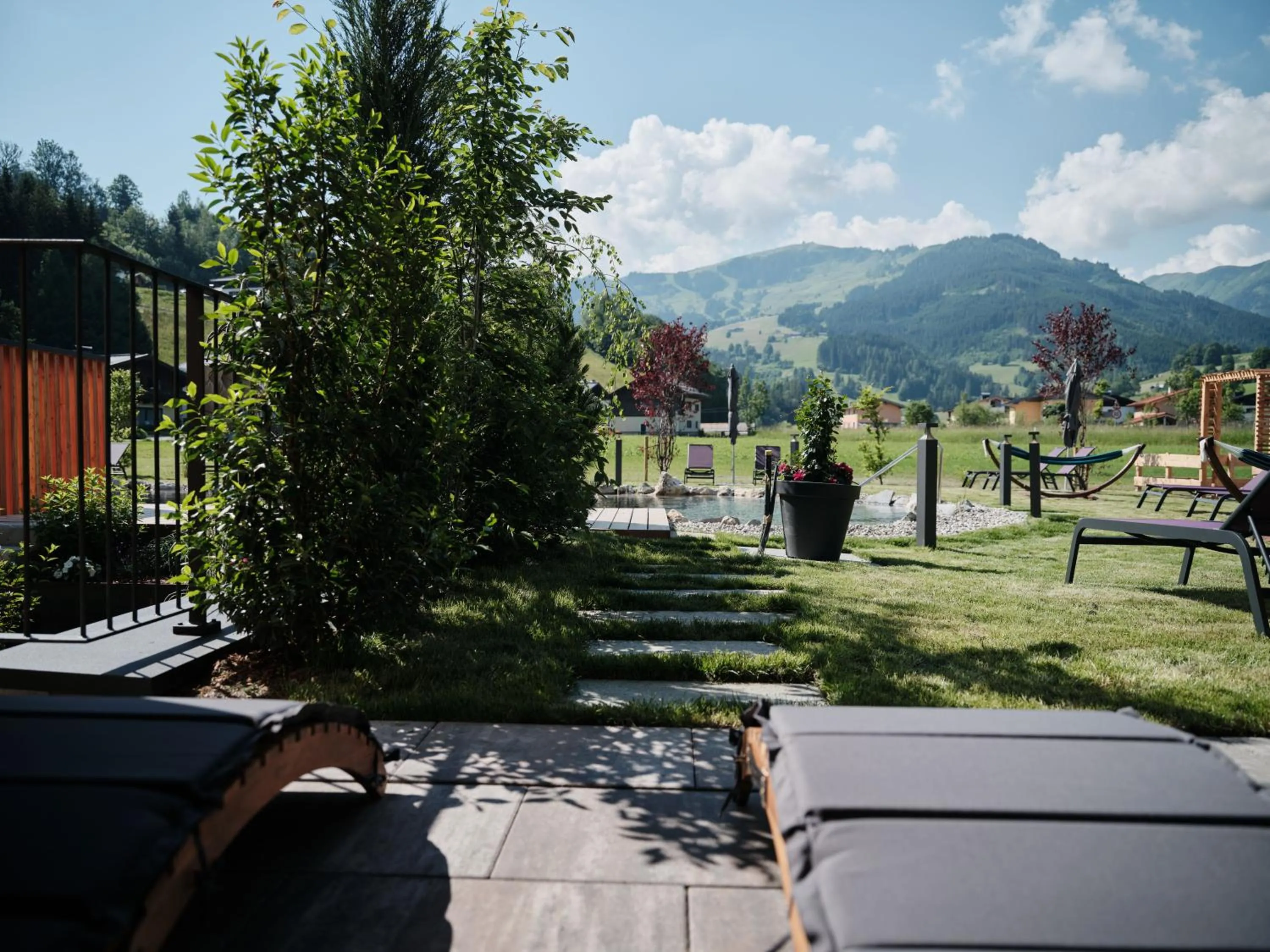 Garden in Wellness und Brunch Hotel MorgenZeit beheizter Naturteich Genuss Frühstück bis 13 Uhr Hochkönig Sommercard