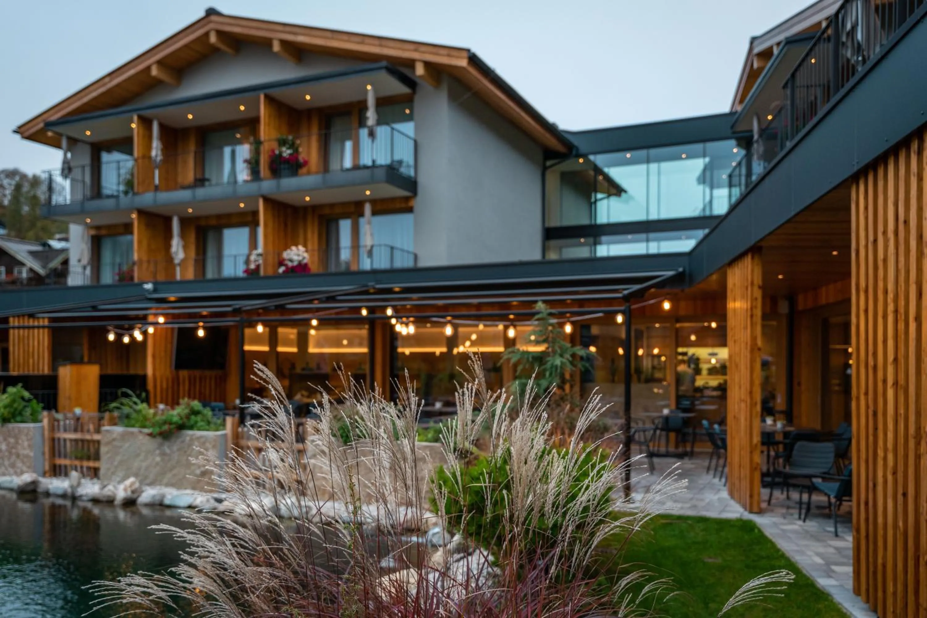 Property building in Wellness und Brunch Hotel MorgenZeit beheizter Naturteich Genuss Frühstück bis 13 Uhr Hochkönig Sommercard