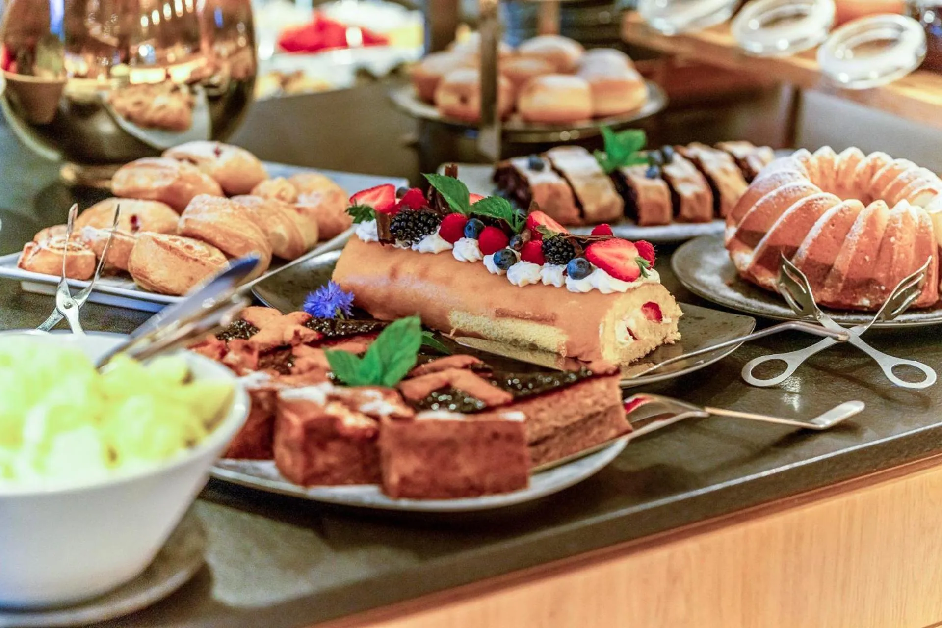 Breakfast in Wellness und Brunch Hotel MorgenZeit beheizter Naturteich Genuss Frühstück bis 13 Uhr Hochkönig Sommercard