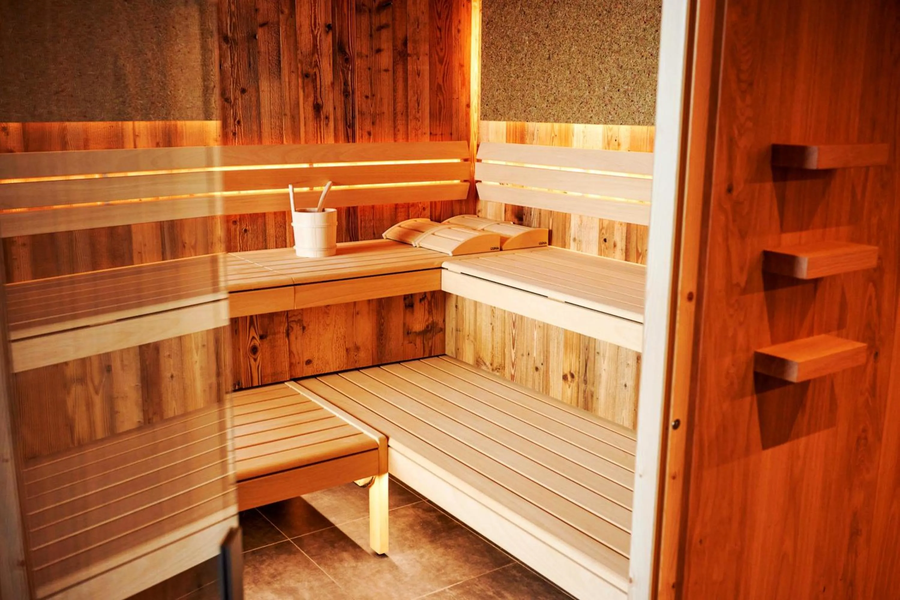 Sauna in Wellness und Brunch Hotel MorgenZeit beheizter Naturteich Genuss Frühstück bis 13 Uhr Hochkönig Sommercard