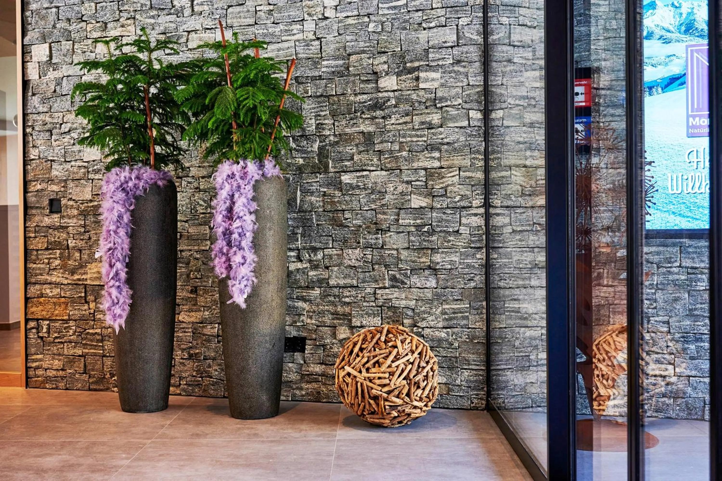 Facade/entrance in Wellness und Brunch Hotel MorgenZeit beheizter Naturteich Genuss Frühstück bis 13 Uhr Hochkönig Sommercard