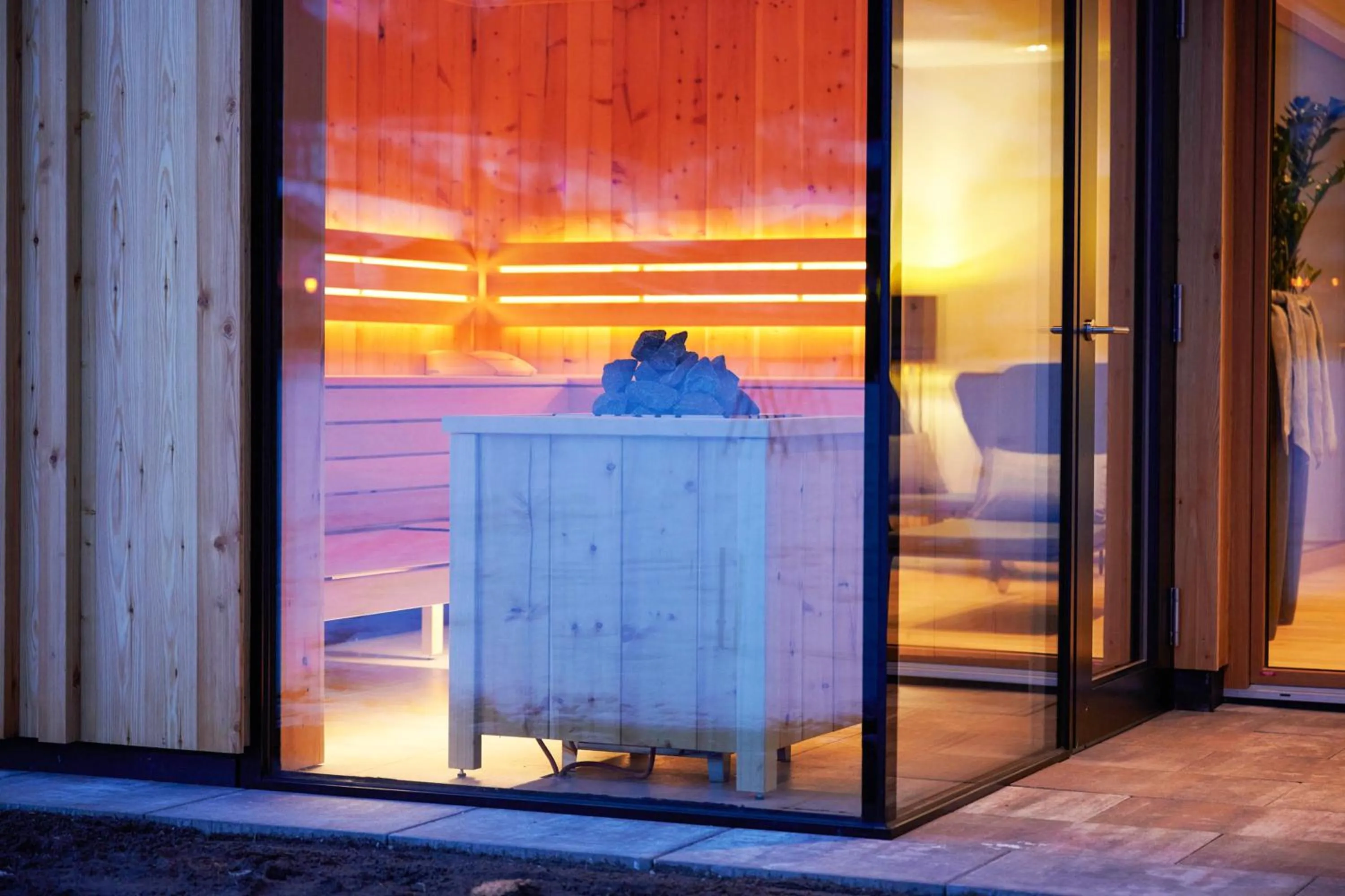 Sauna in Wellness und Brunch Hotel MorgenZeit beheizter Naturteich Genuss Frühstück bis 13 Uhr Hochkönig Sommercard