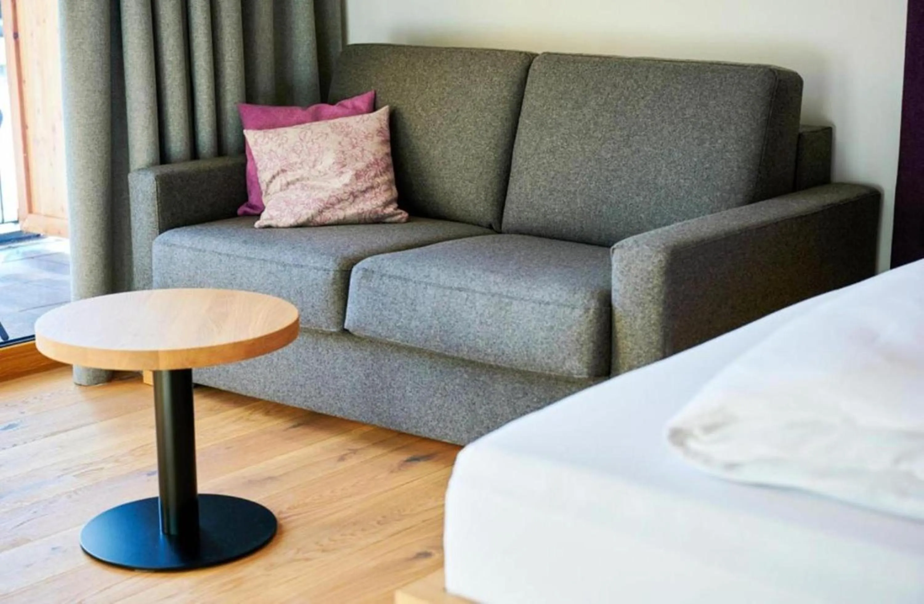 Seating area, Bed in Wellness und Brunch Hotel MorgenZeit beheizter Naturteich Genuss Frühstück bis 13 Uhr Hochkönig Sommercard