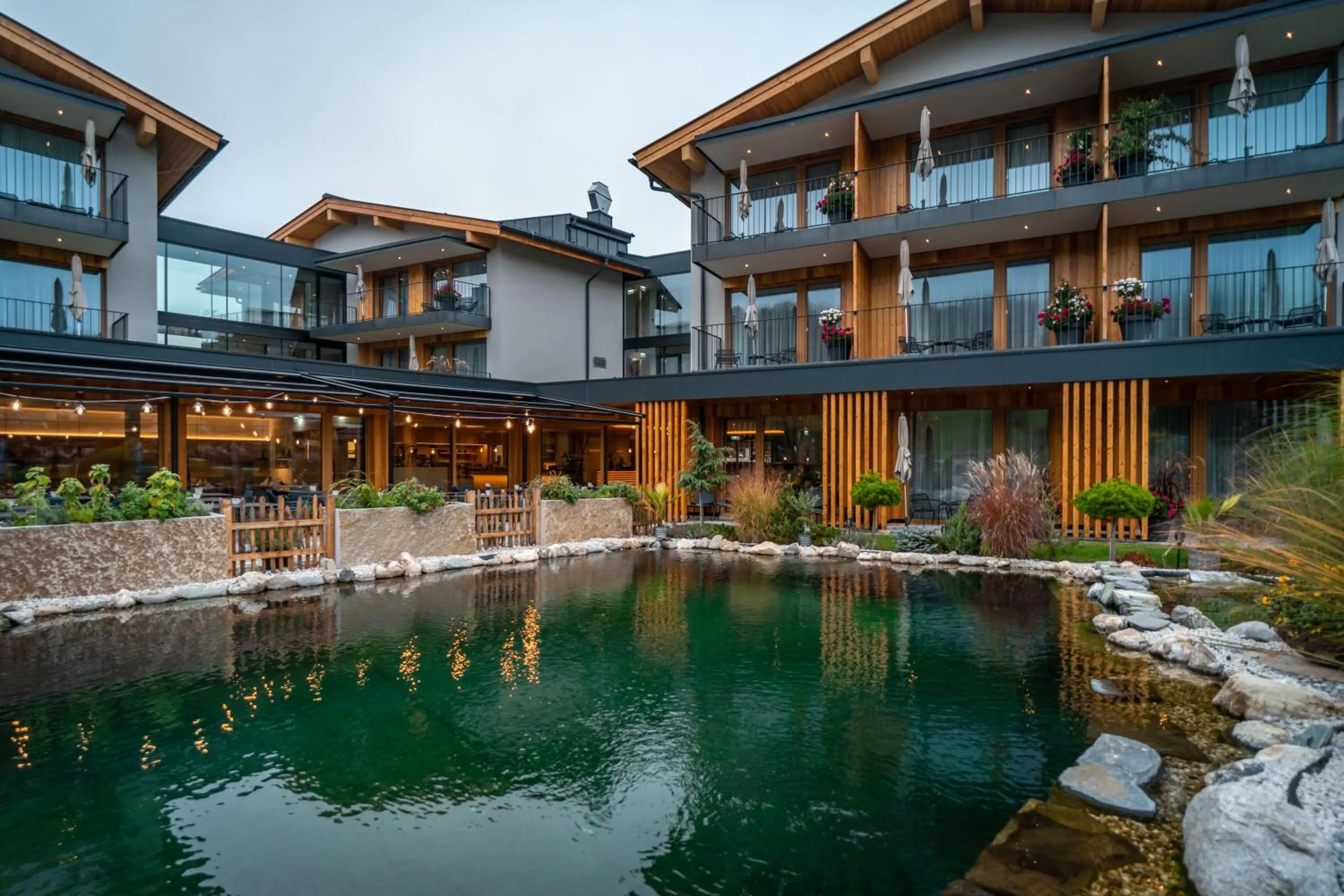 Pool view in Wellness und Brunch Hotel MorgenZeit beheizter Naturteich Genuss Frühstück bis 13 Uhr Hochkönig Sommercard