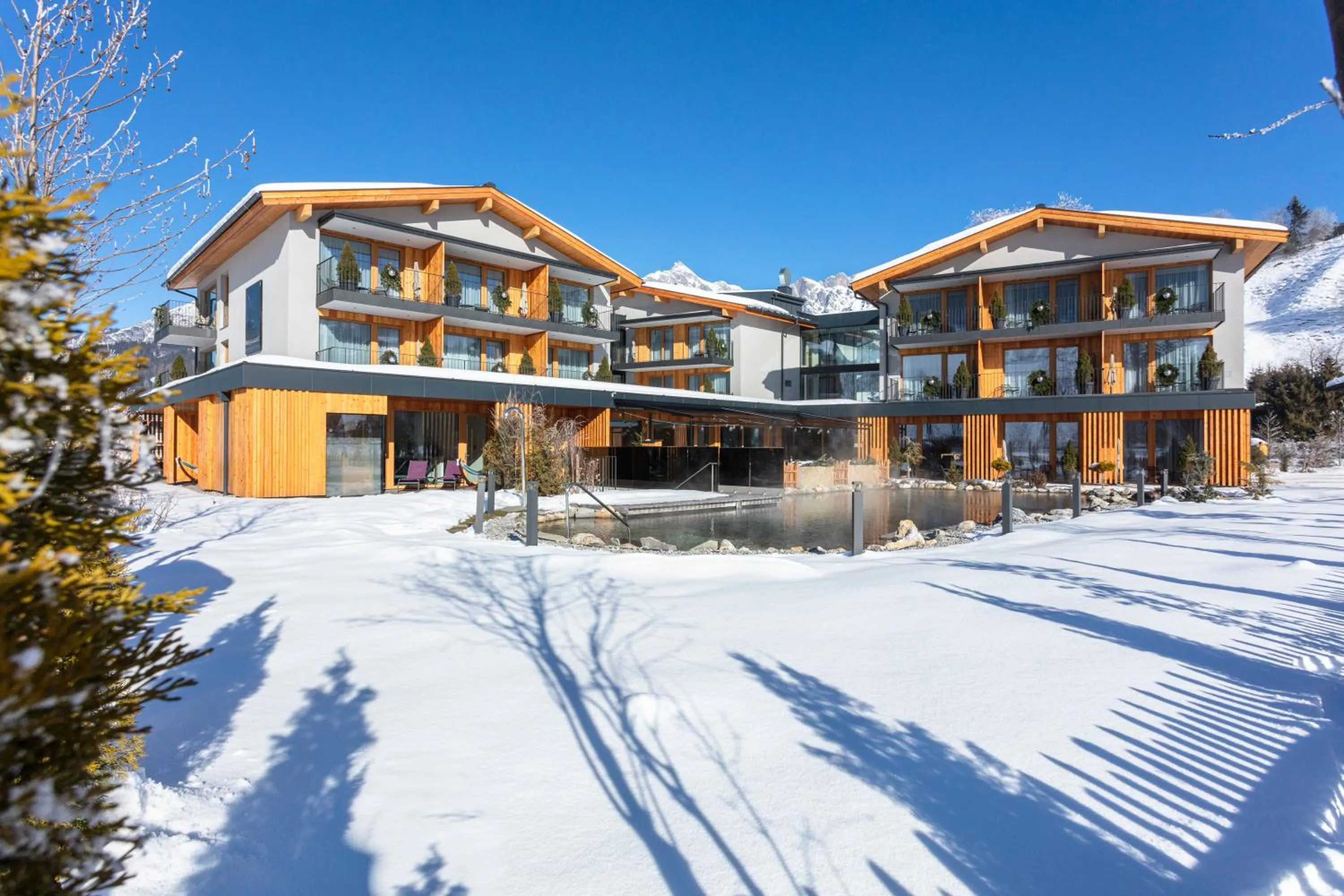 Winter in Wellness und Brunch Hotel MorgenZeit beheizter Naturteich Genuss Frühstück bis 13 Uhr Hochkönig Sommercard