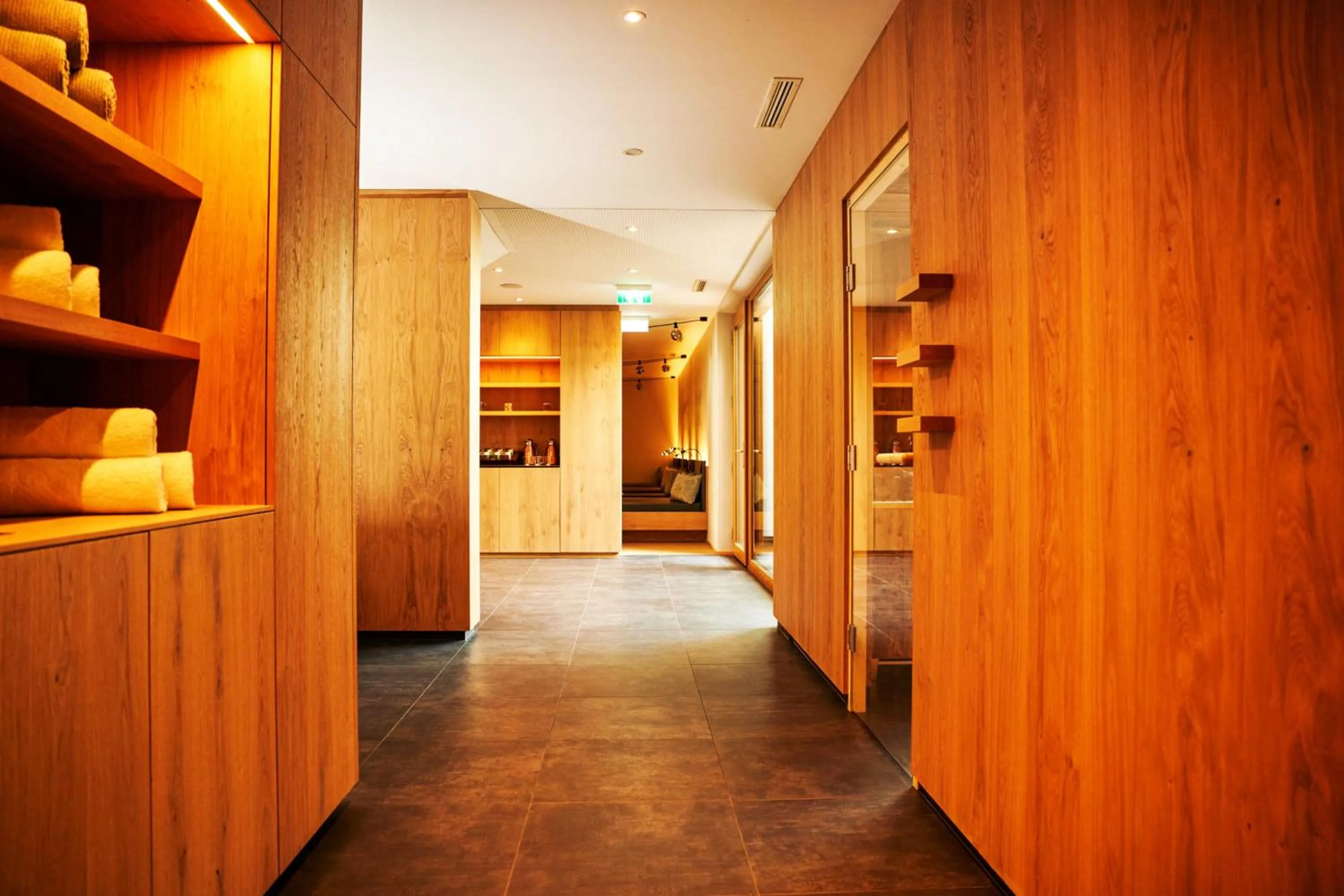 Spa and wellness centre/facilities in Wellness und Brunch Hotel MorgenZeit beheizter Naturteich Genuss Frühstück bis 13 Uhr Hochkönig Sommercard