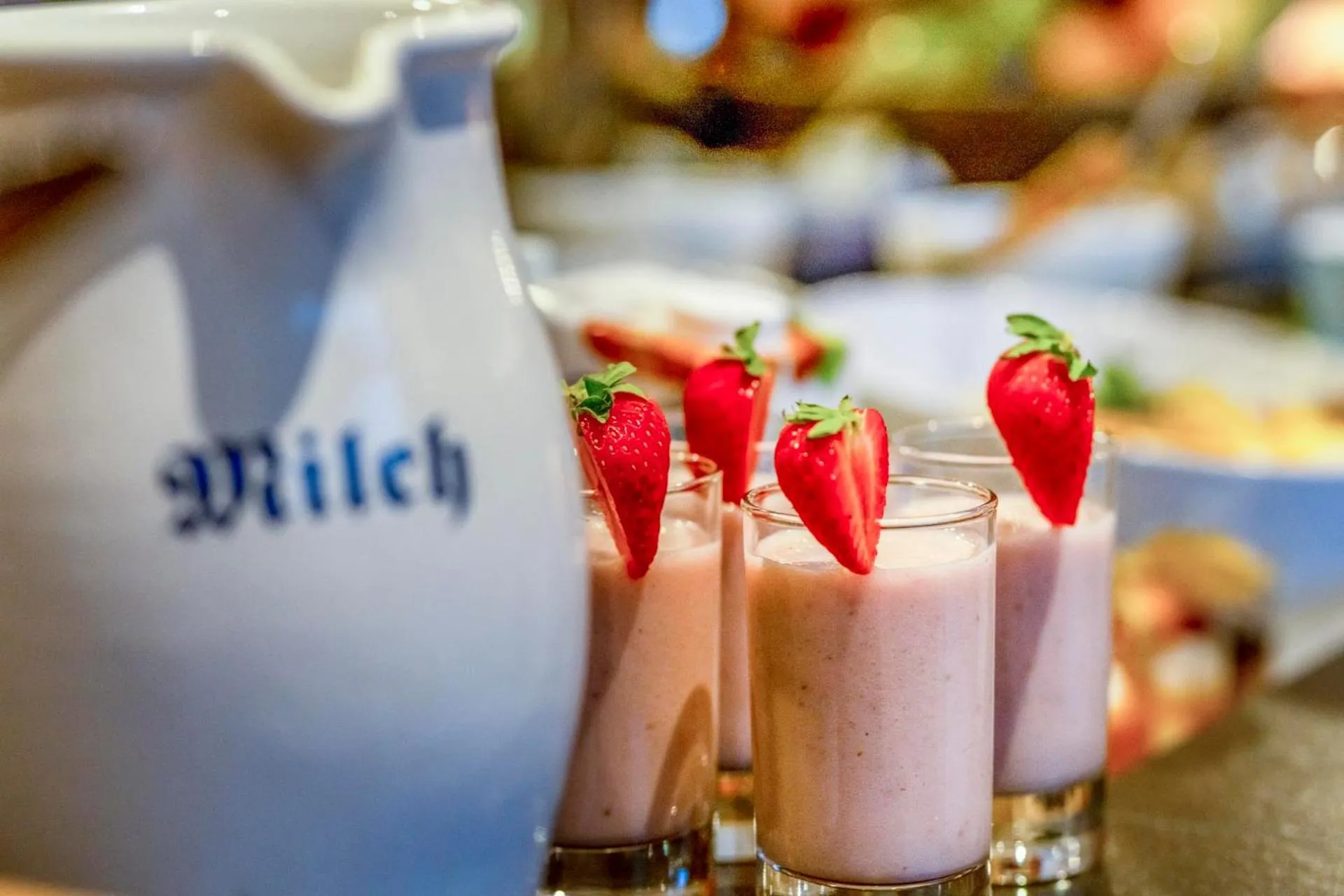 Breakfast in Wellness und Brunch Hotel MorgenZeit beheizter Naturteich Genuss Frühstück bis 13 Uhr Hochkönig Sommercard