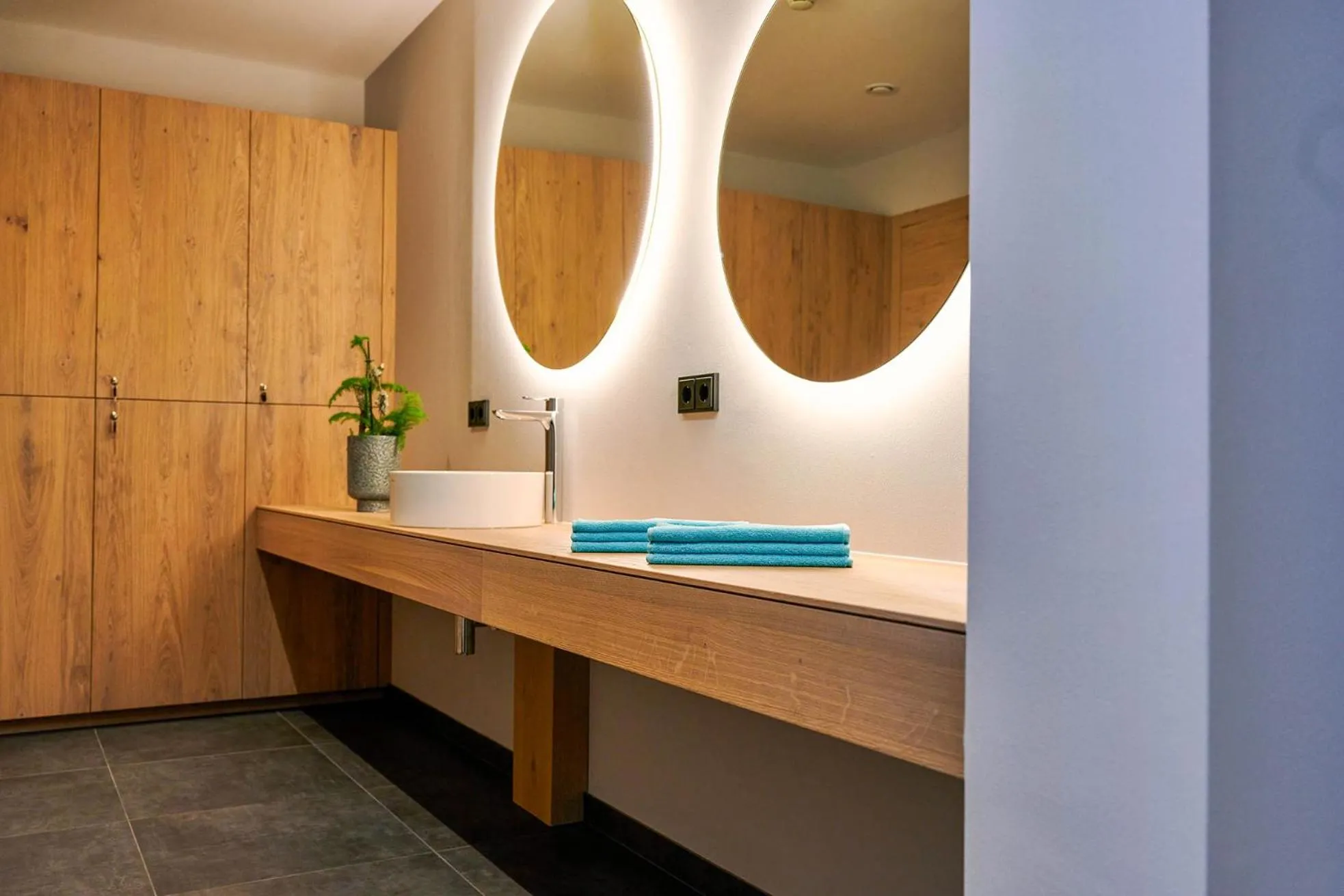 Spa and wellness centre/facilities in Wellness und Brunch Hotel MorgenZeit beheizter Naturteich Genuss Frühstück bis 13 Uhr Hochkönig Sommercard