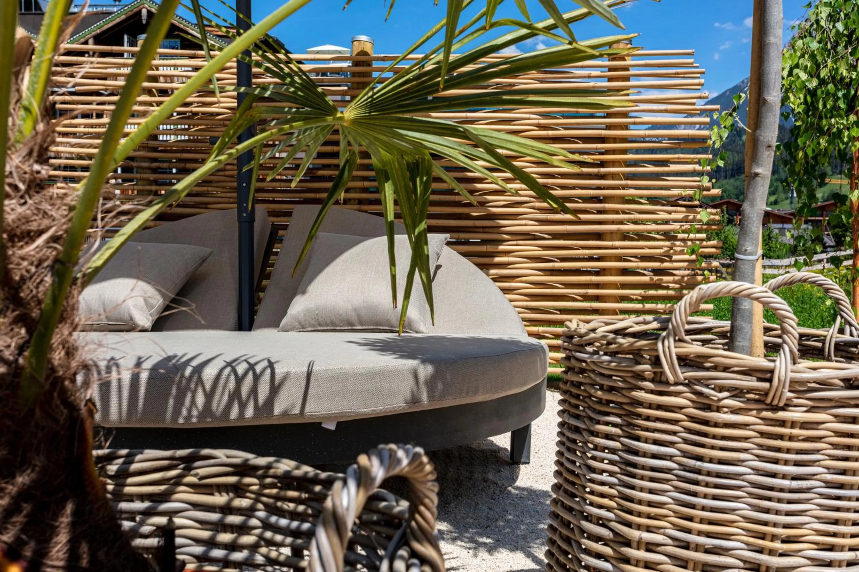 Swimming pool in Wellness und Brunch Hotel MorgenZeit beheizter Naturteich Genuss Frühstück bis 13 Uhr Hochkönig Sommercard