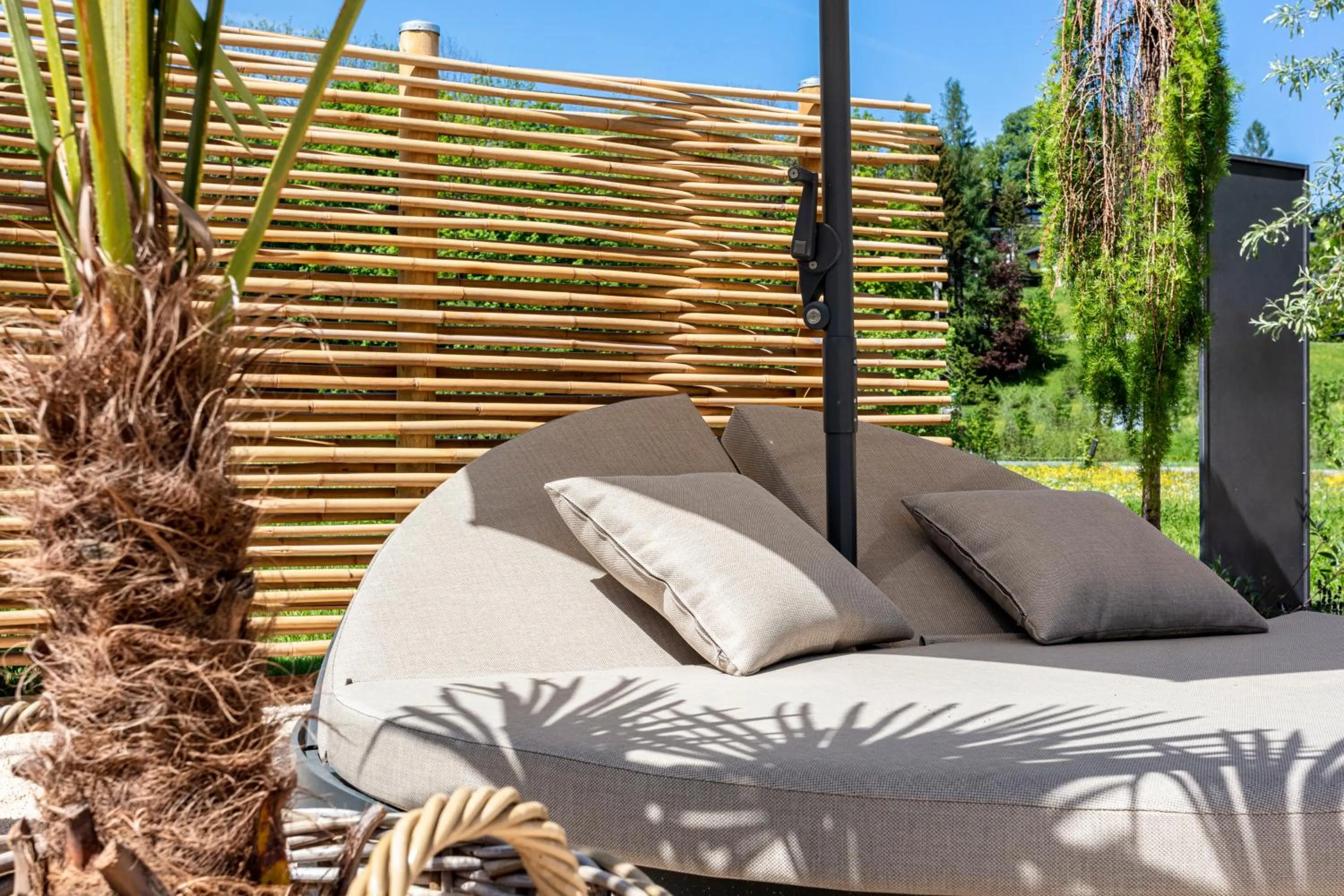 Swimming pool in Wellness und Brunch Hotel MorgenZeit beheizter Naturteich Genuss Frühstück bis 13 Uhr Hochkönig Sommercard