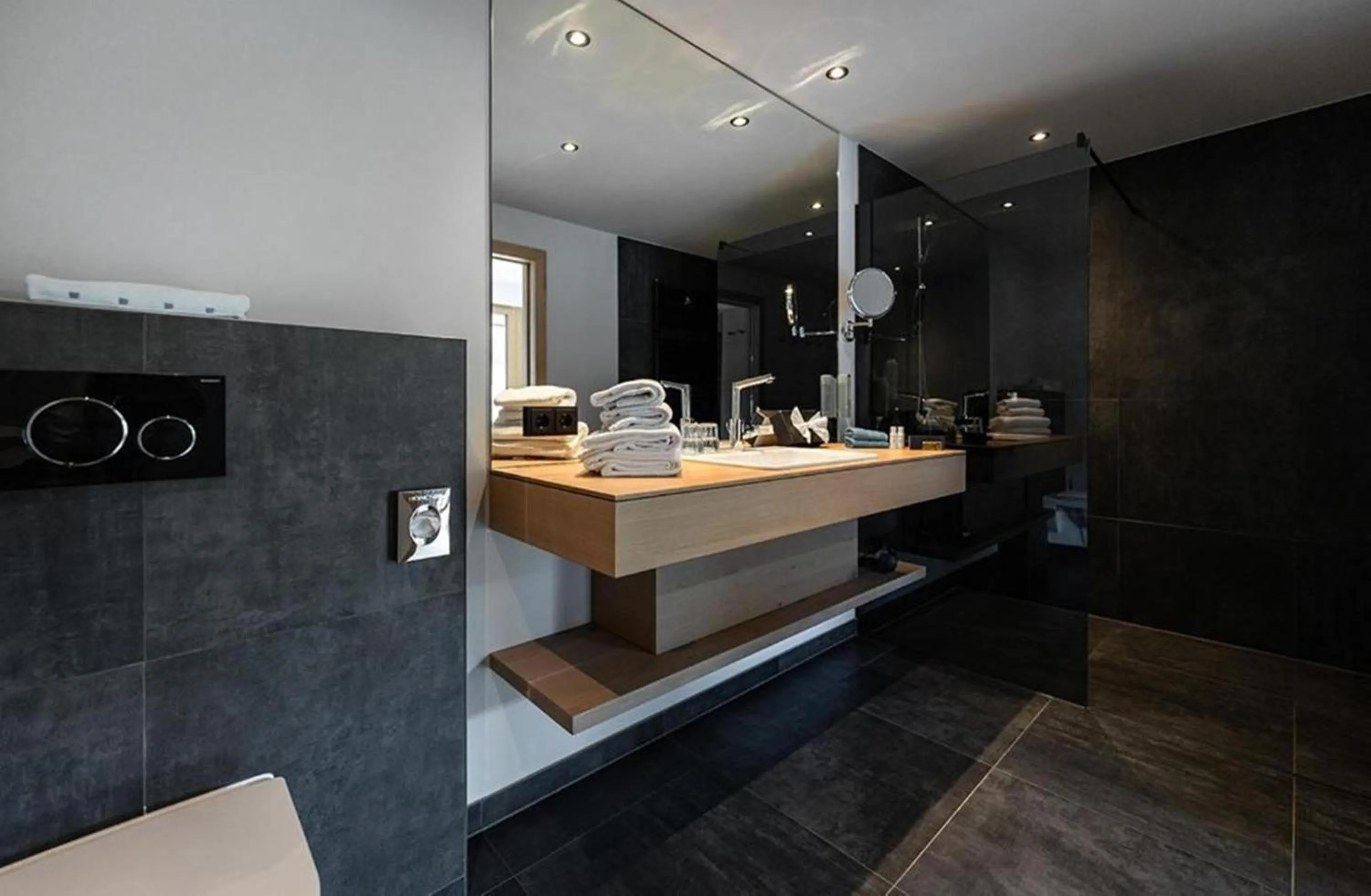 Bathroom in Wellness und Brunch Hotel MorgenZeit beheizter Naturteich Genuss Frühstück bis 13 Uhr Hochkönig Sommercard