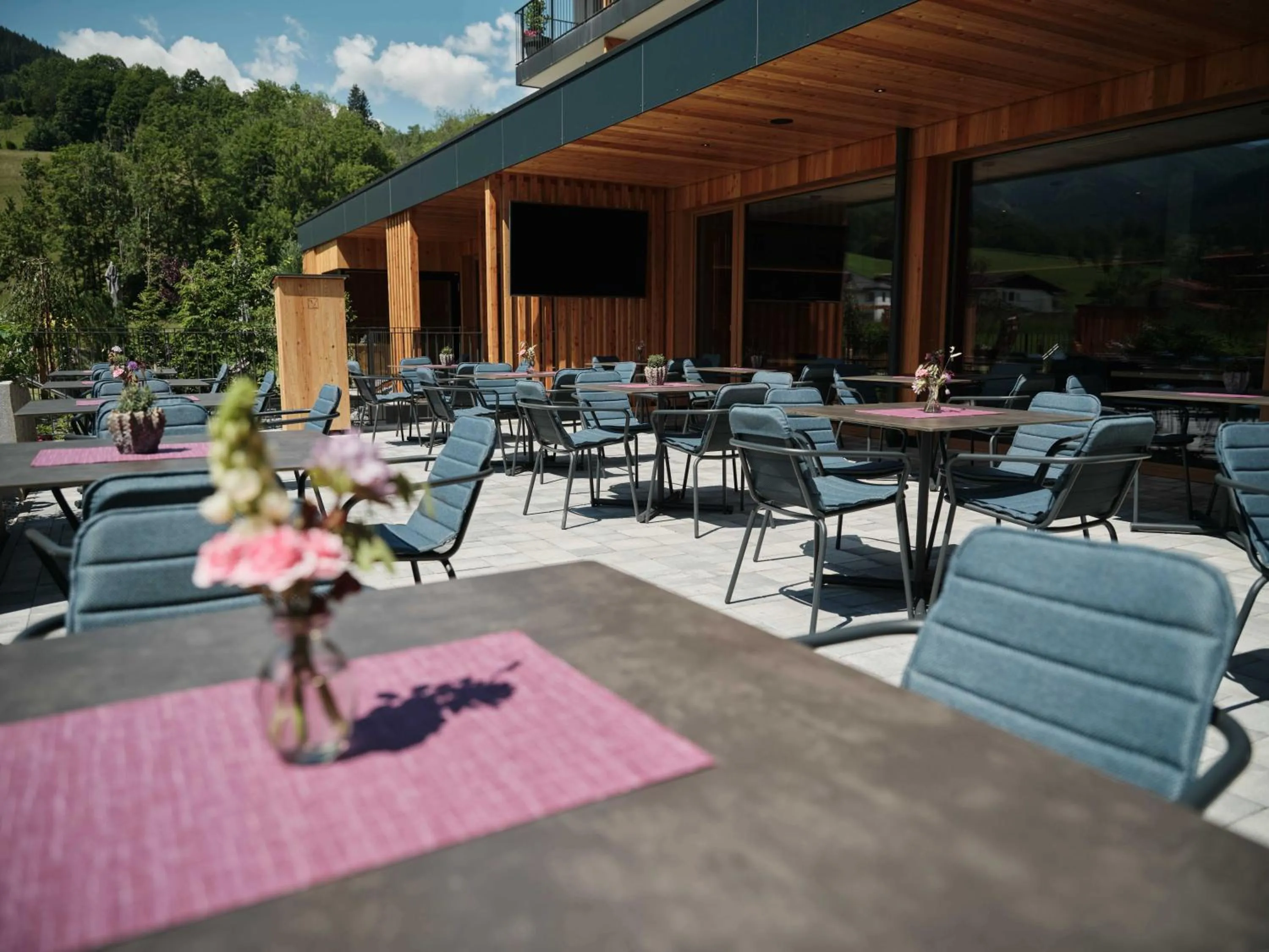Balcony/Terrace in Wellness und Brunch Hotel MorgenZeit beheizter Naturteich Genuss Frühstück bis 13 Uhr Hochkönig Sommercard