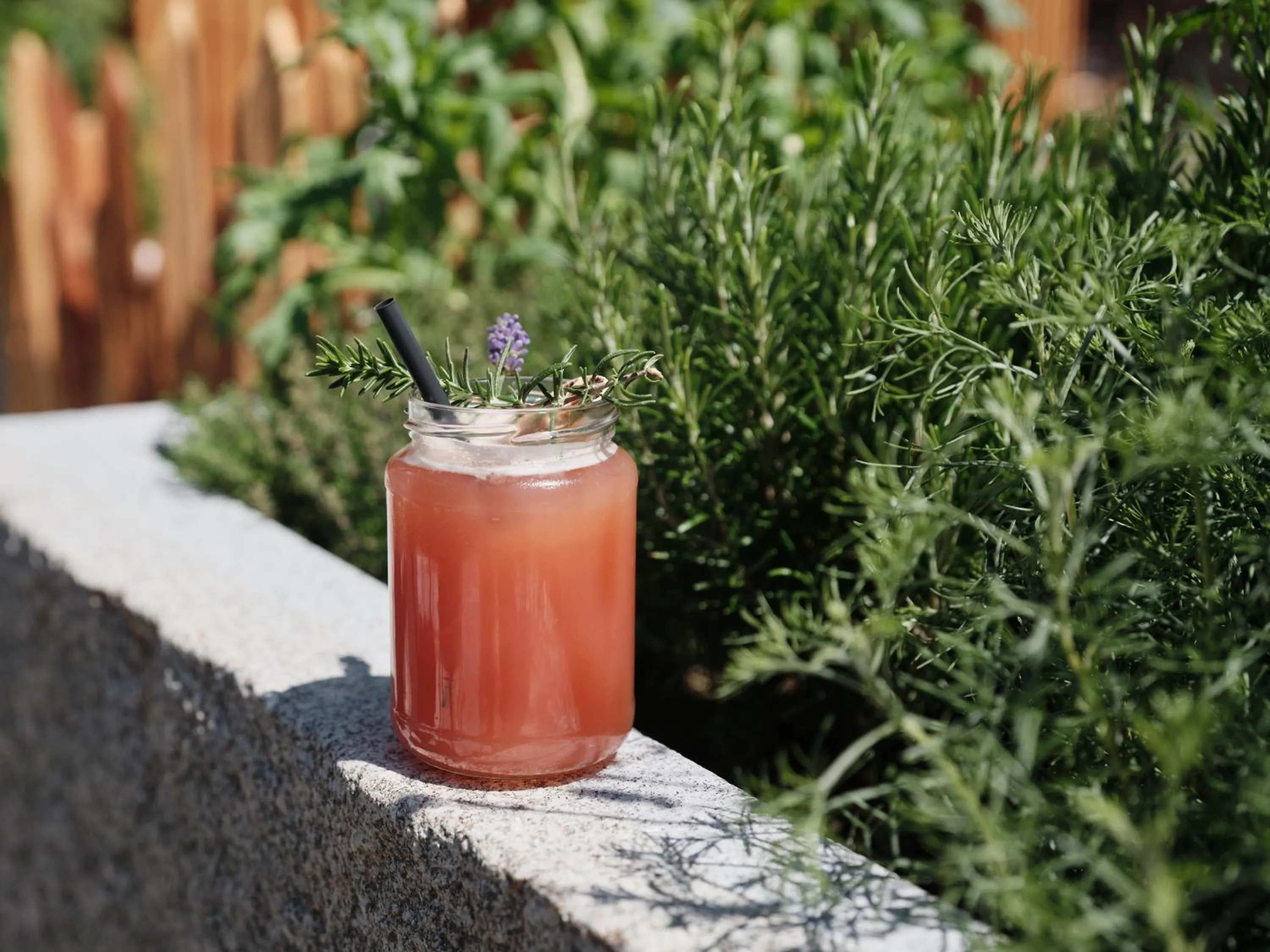 Drinks in Wellness und Brunch Hotel MorgenZeit beheizter Naturteich Genuss Frühstück bis 13 Uhr Hochkönig Sommercard