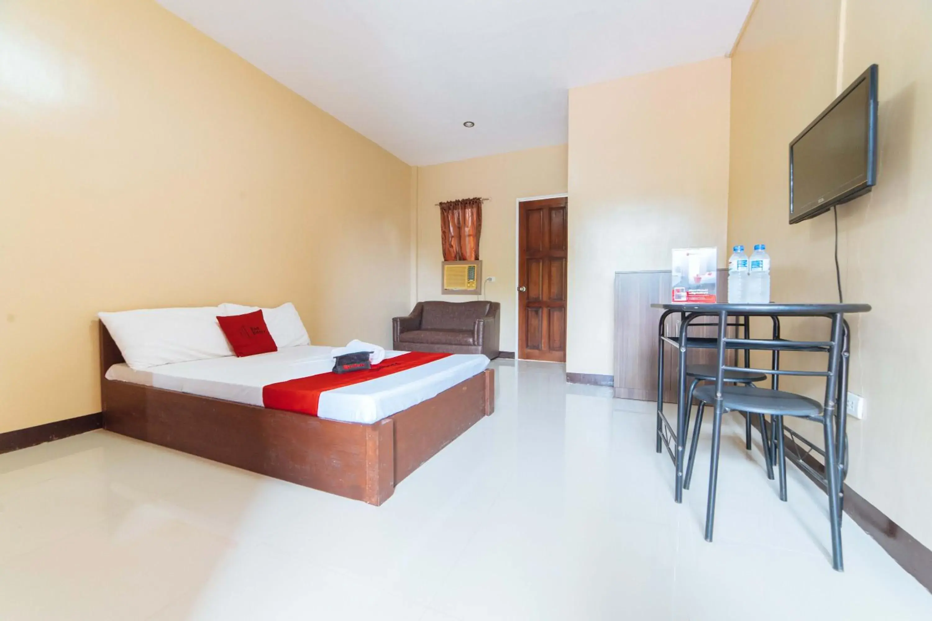 Double Room in RedDoorz @ Lagao General Santos Double Room in RedDoorz @ Lagao General Santos