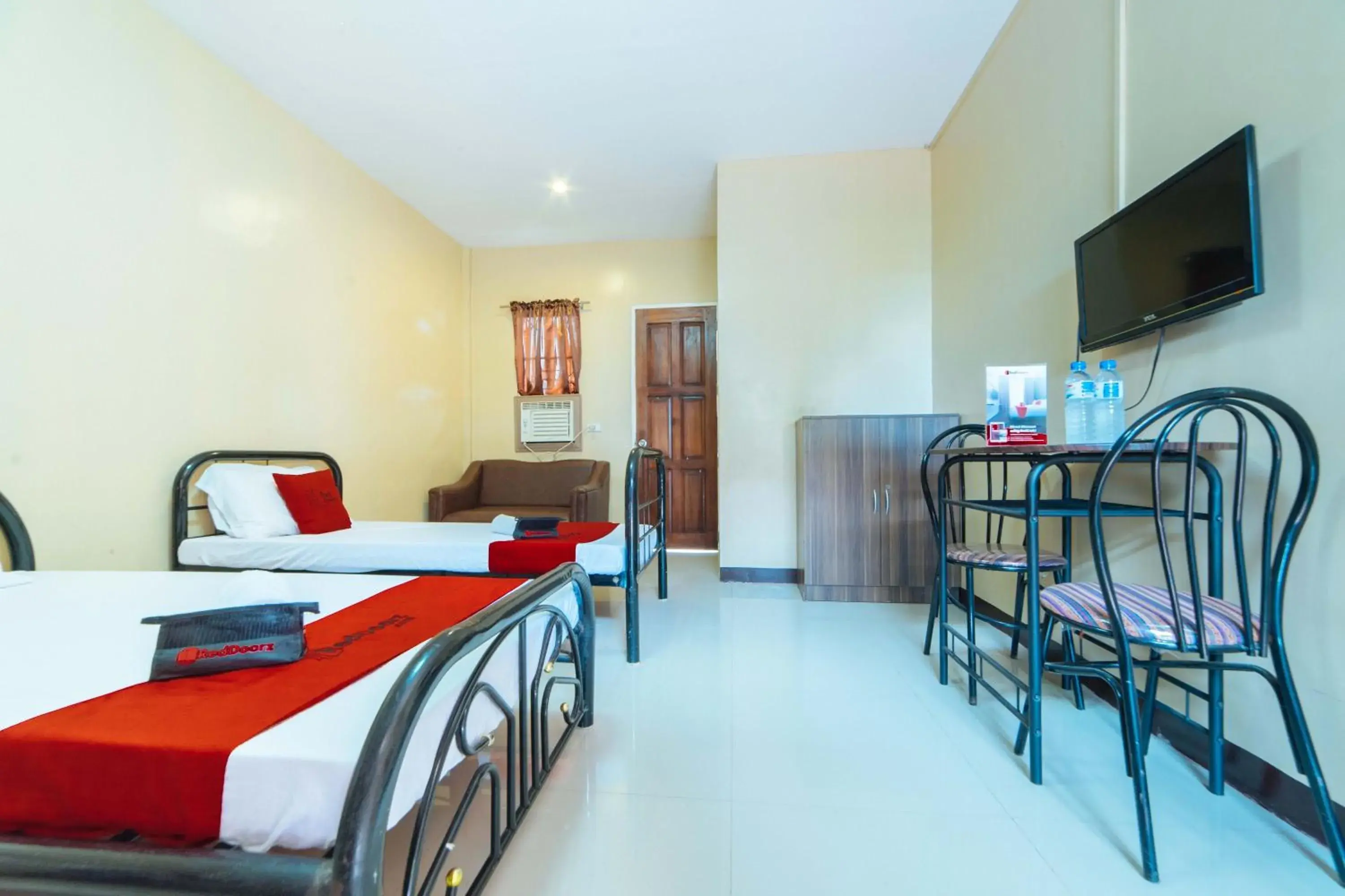 Standard Twin Room in RedDoorz @ Lagao General Santos Standard Twin Room in RedDoorz @ Lagao General Santos