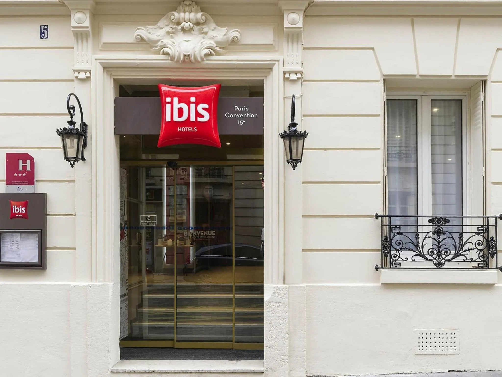 Property building in ibis Paris Vaugirard Porte de Versailles