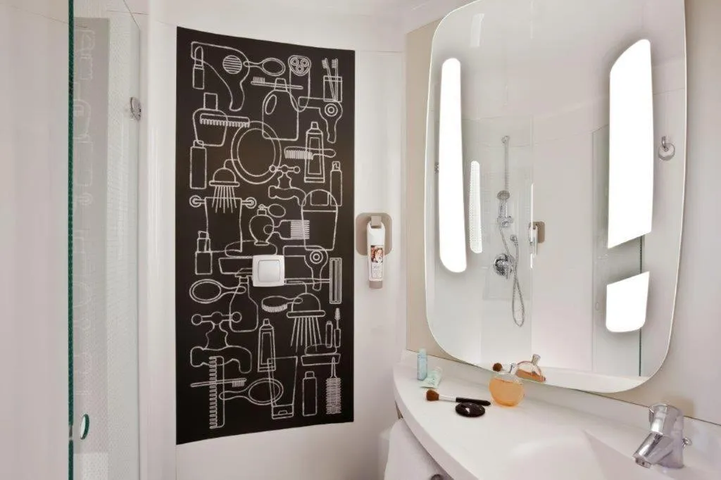 Bathroom in ibis Paris Porte de Clichy Centre