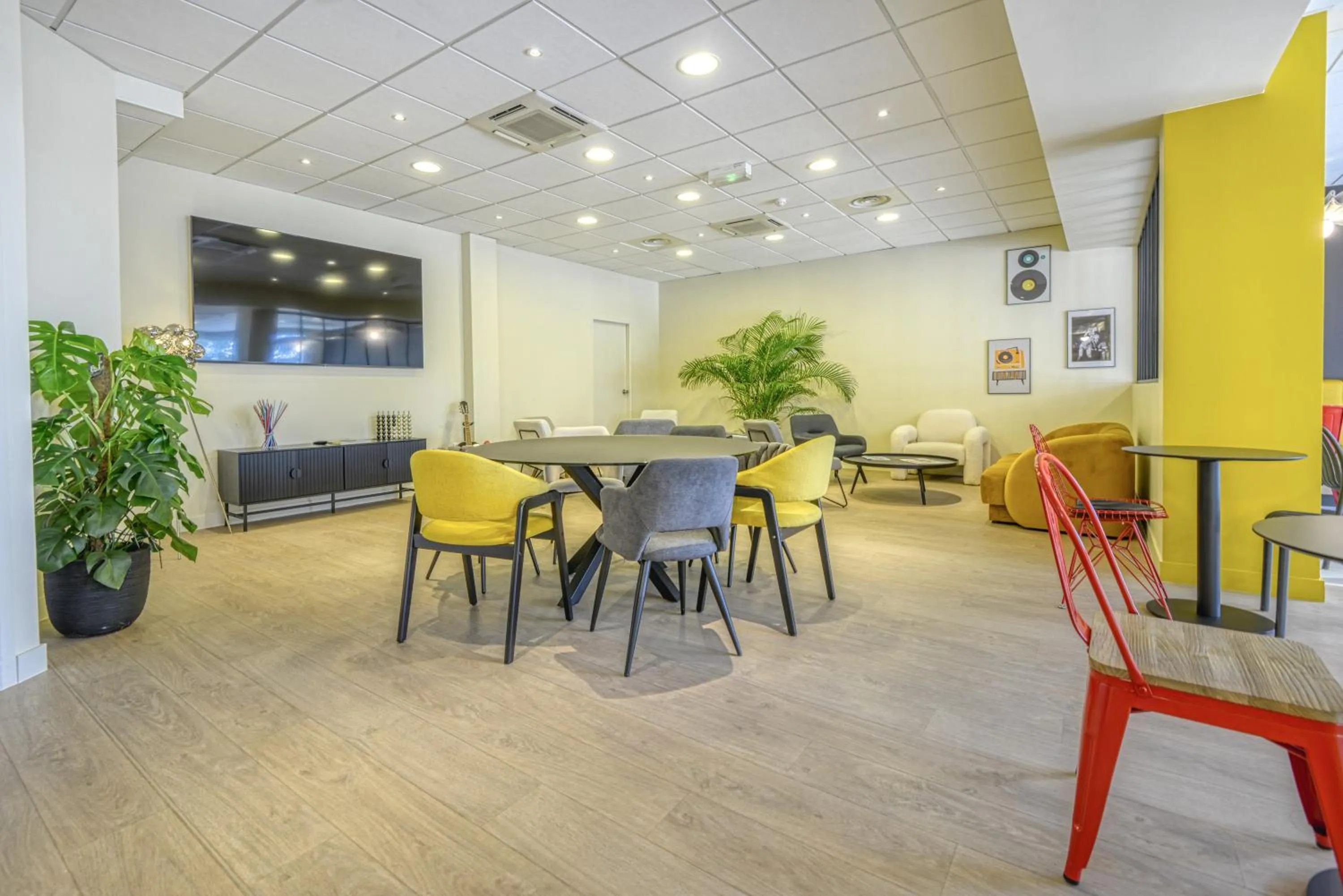 Communal lounge/ TV room in ibis Cholet