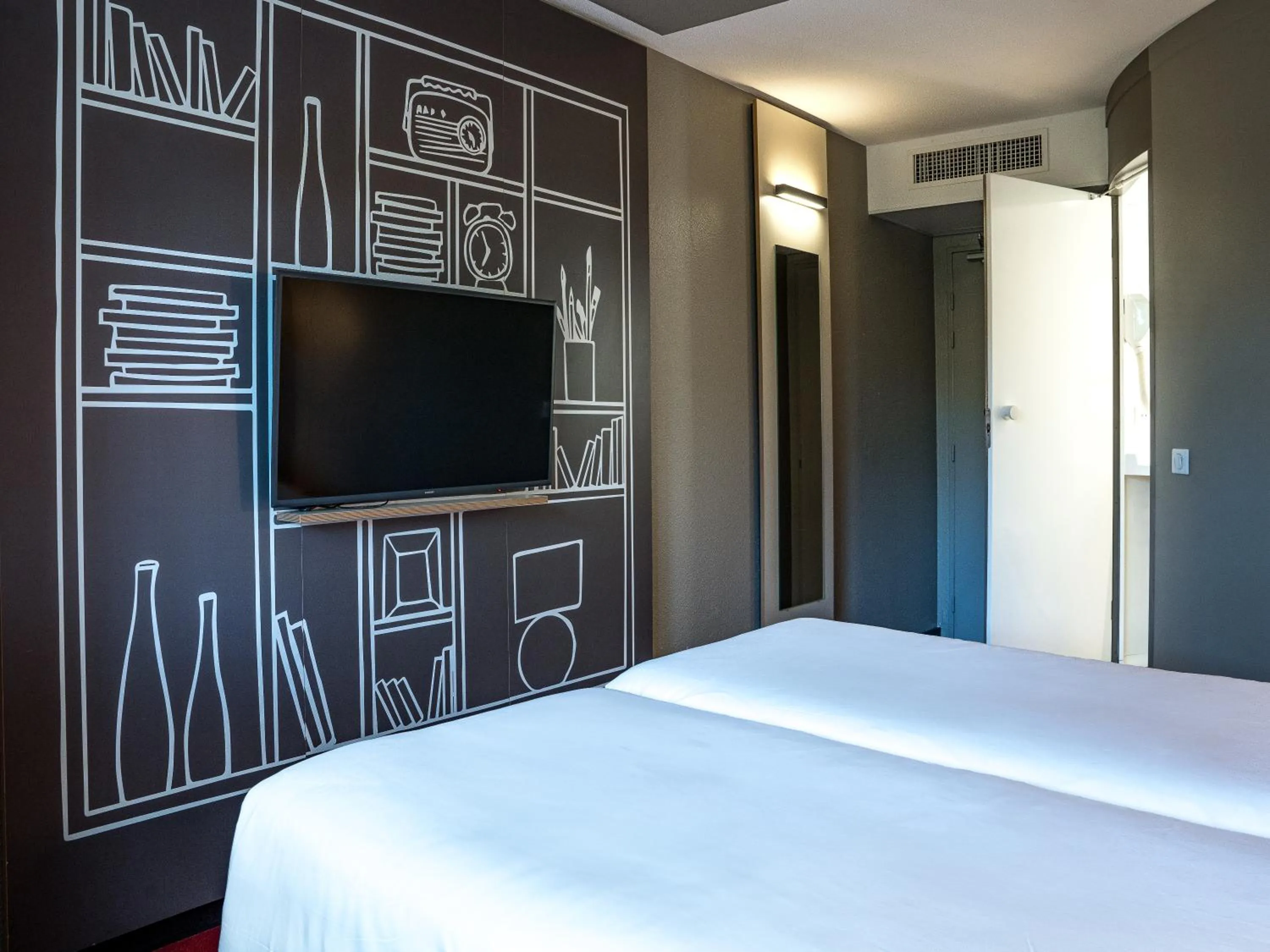 Photo of the whole room, Bed in ibis Arcachon la Teste de Buch