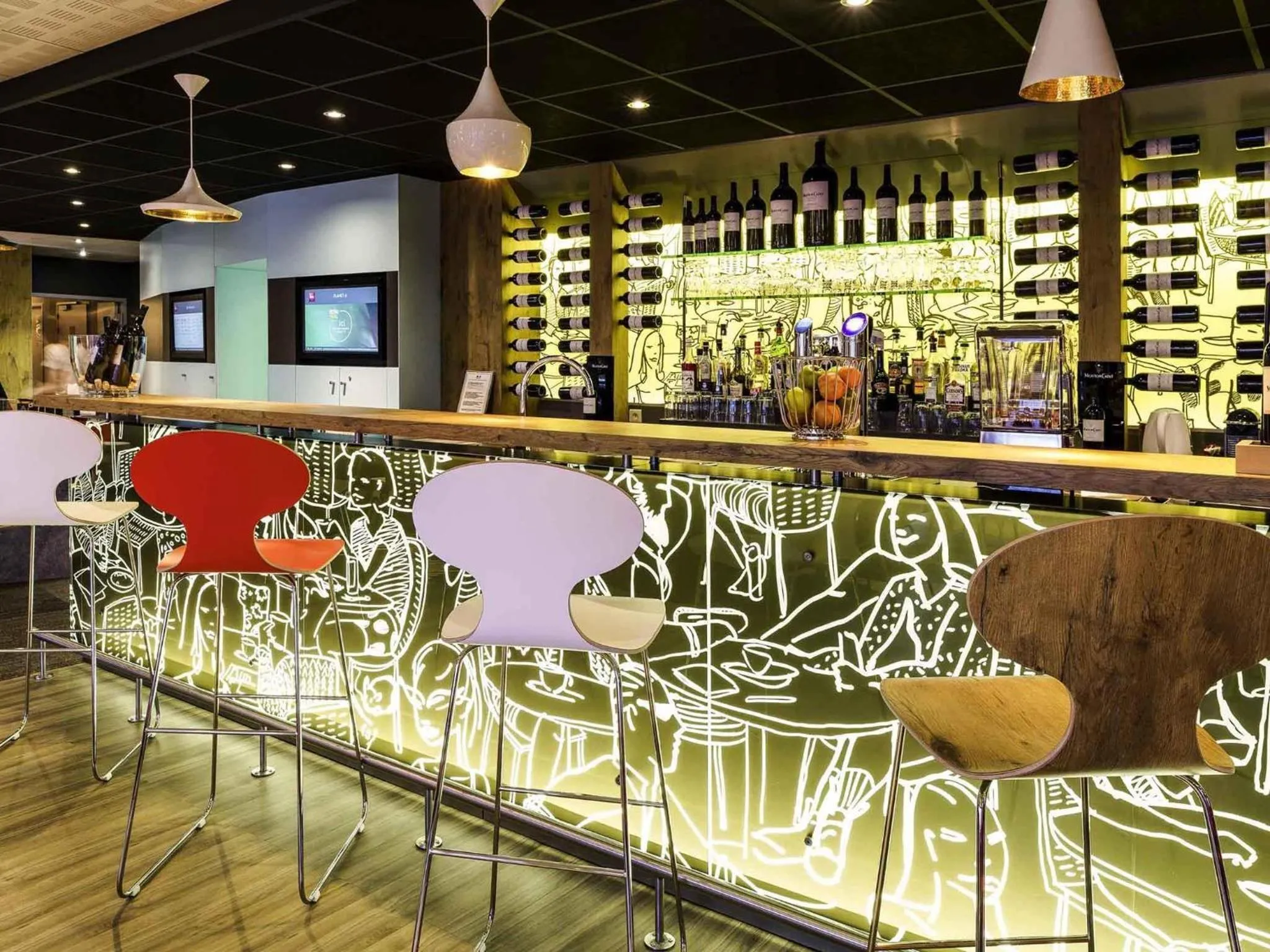 Lounge or bar in ibis Honfleur
