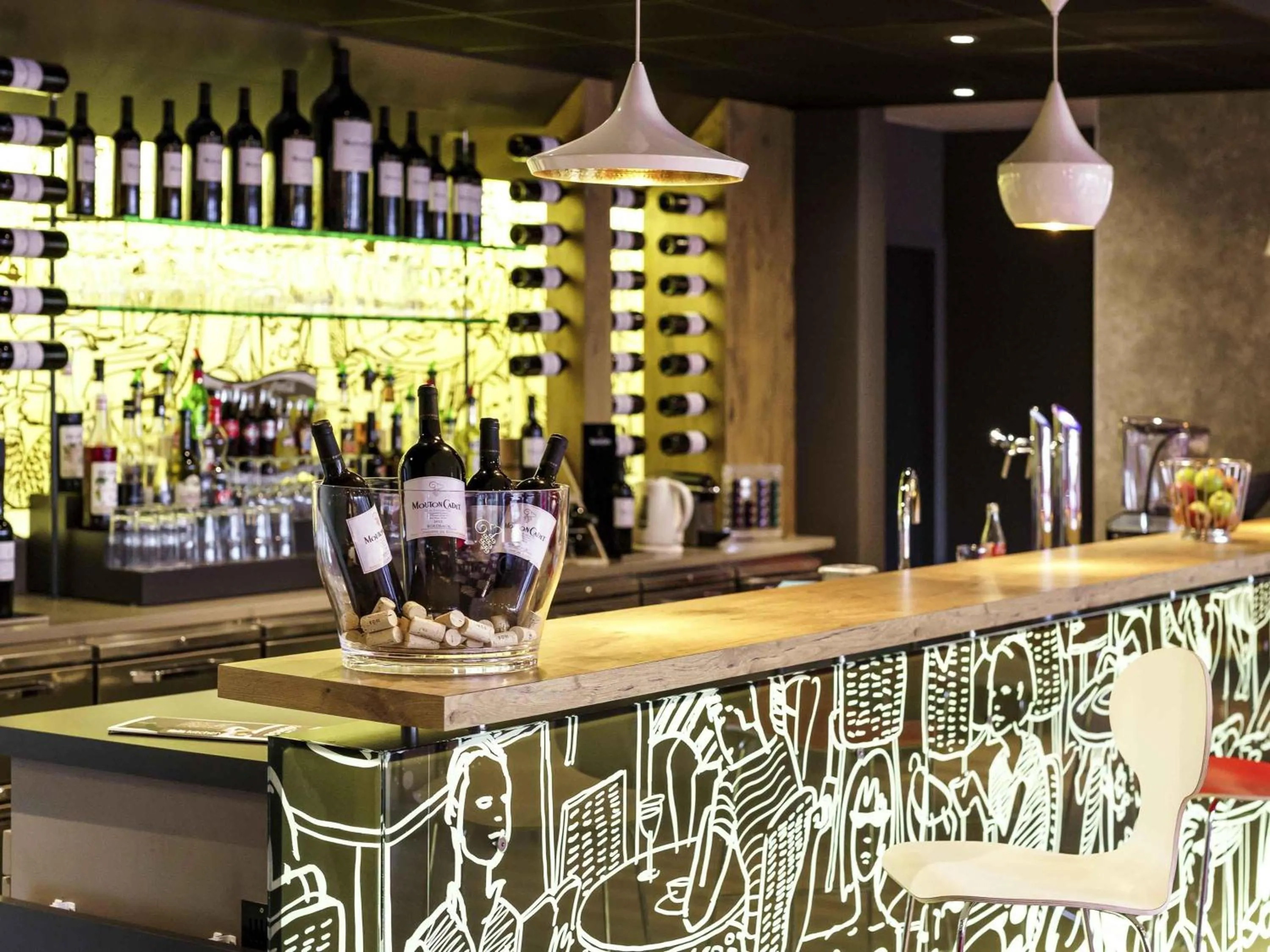 Lounge or bar in ibis Honfleur
