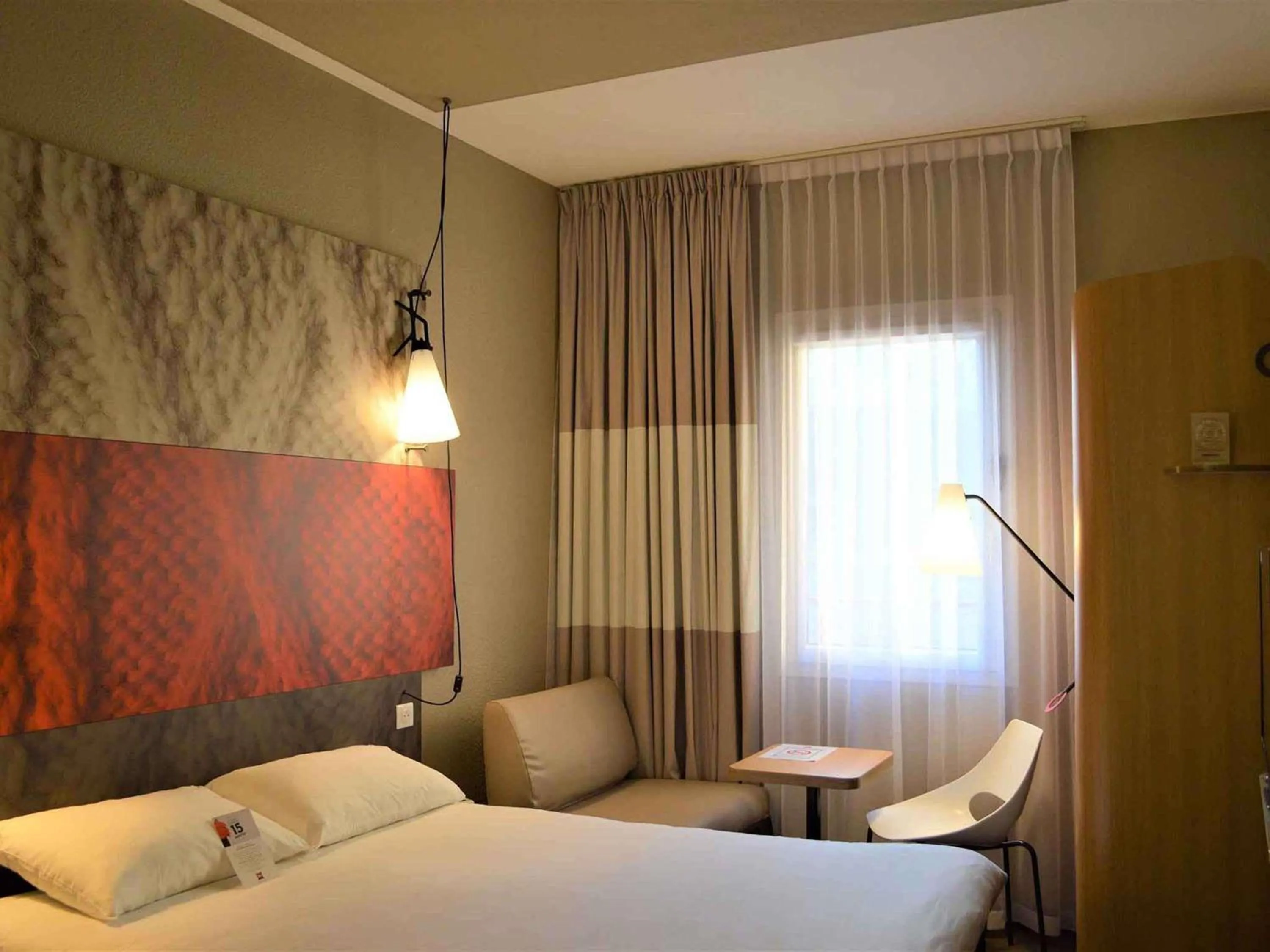 Bedroom, Bed in ibis Honfleur