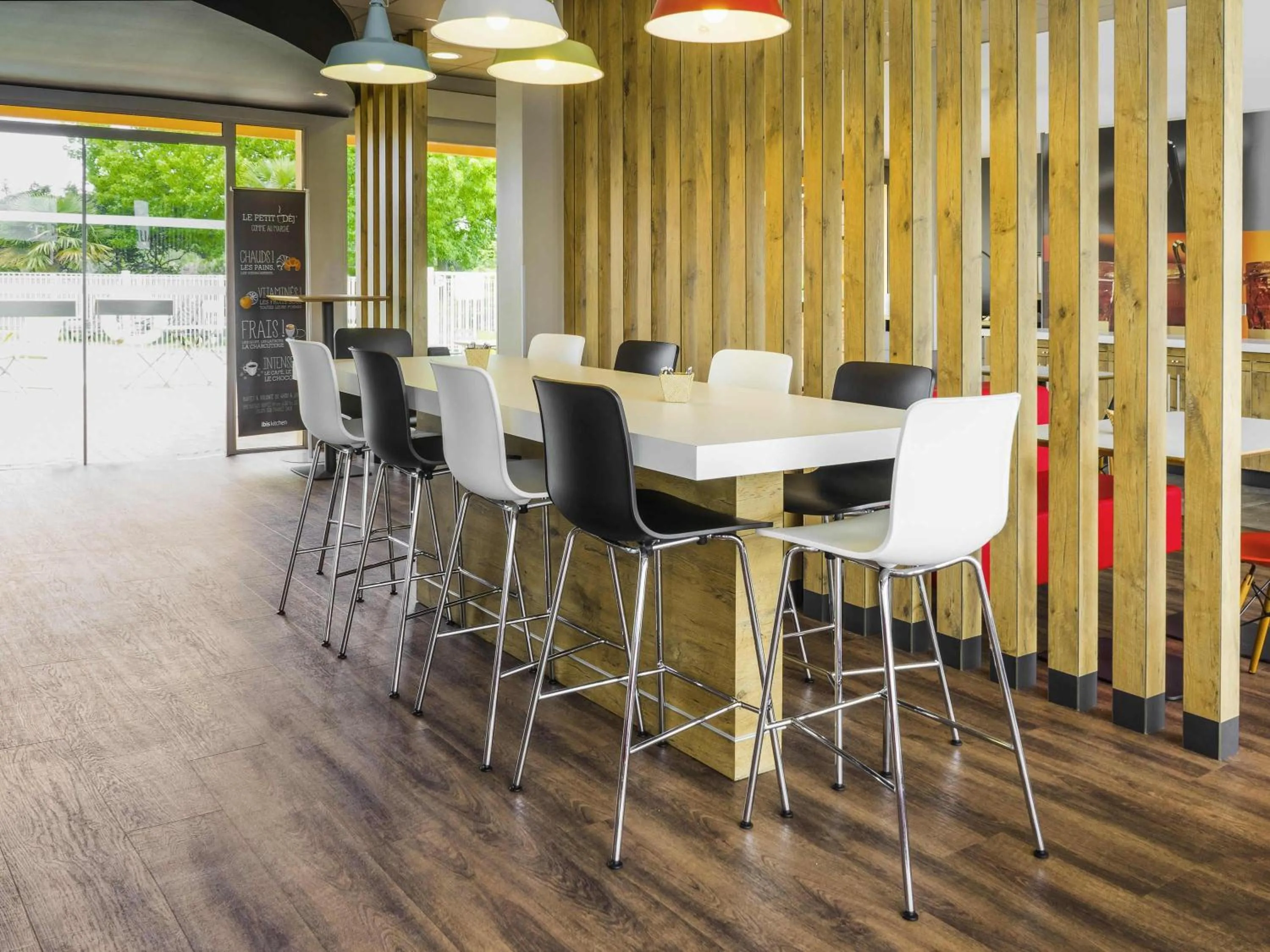 Lounge or bar in ibis Tarbes Odos