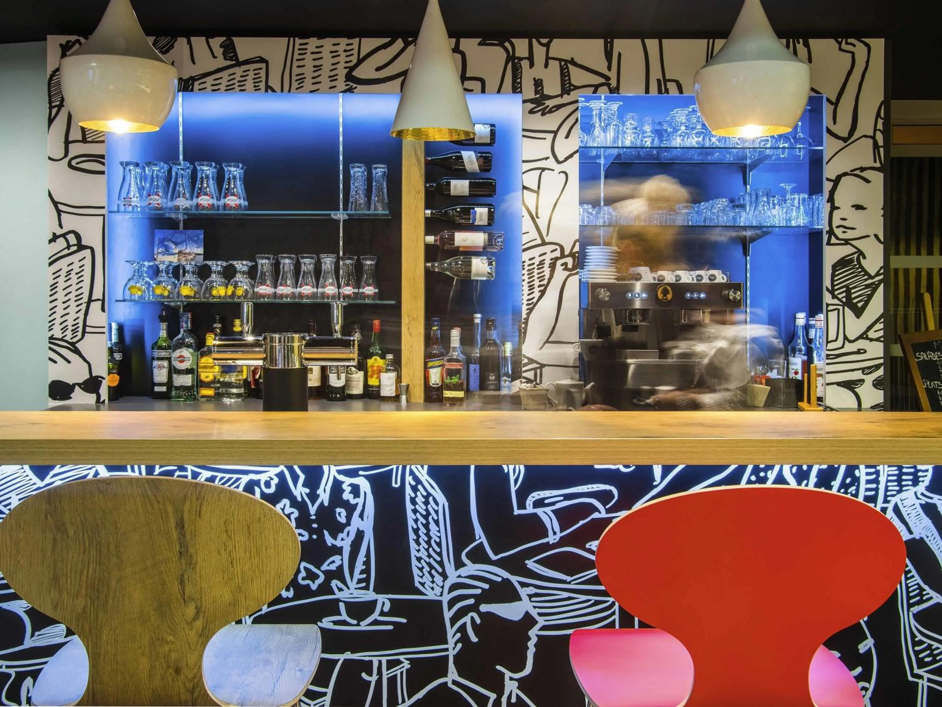 Lounge or bar in ibis Tarbes Odos