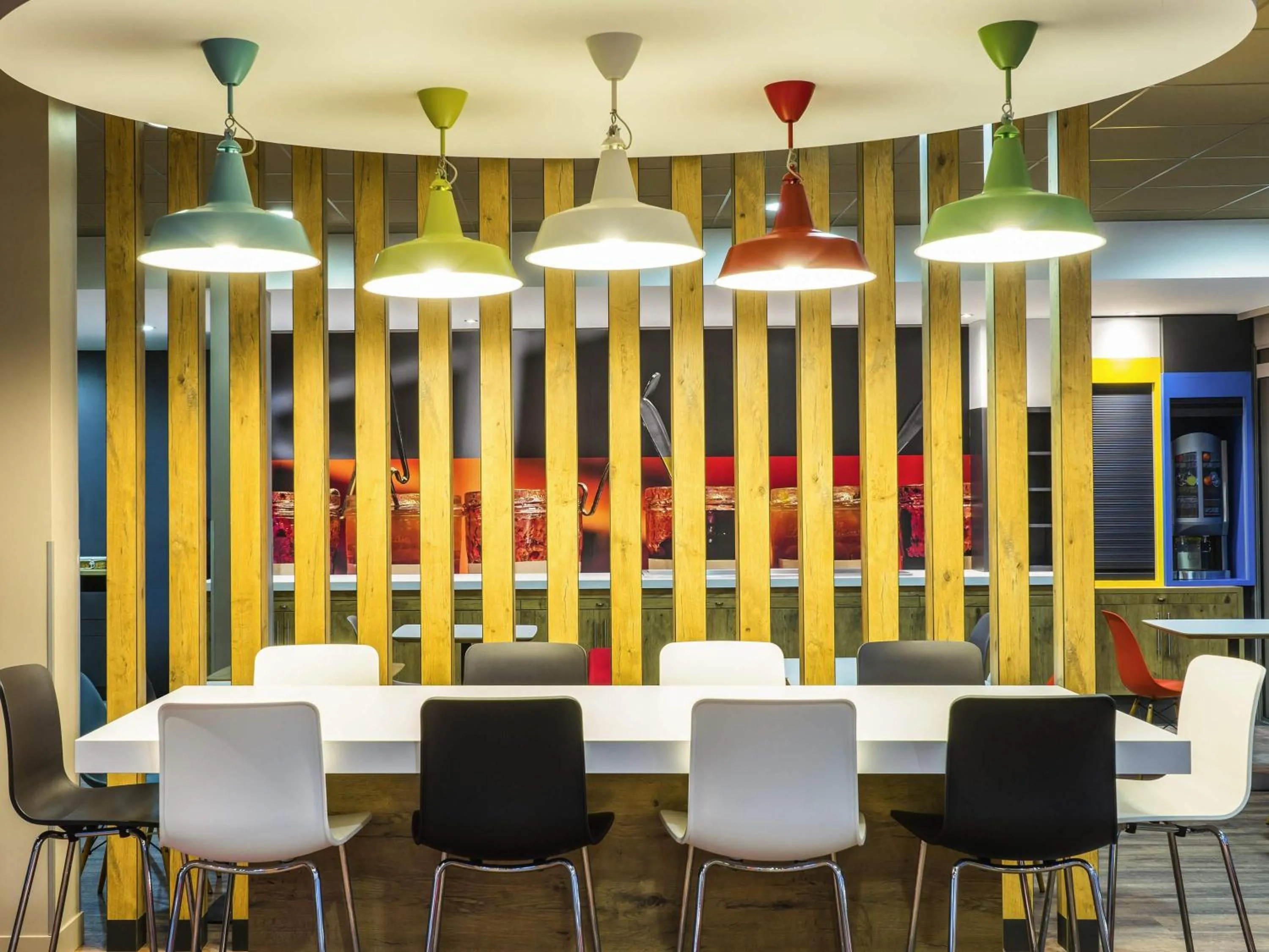 Lounge or bar in ibis Tarbes Odos