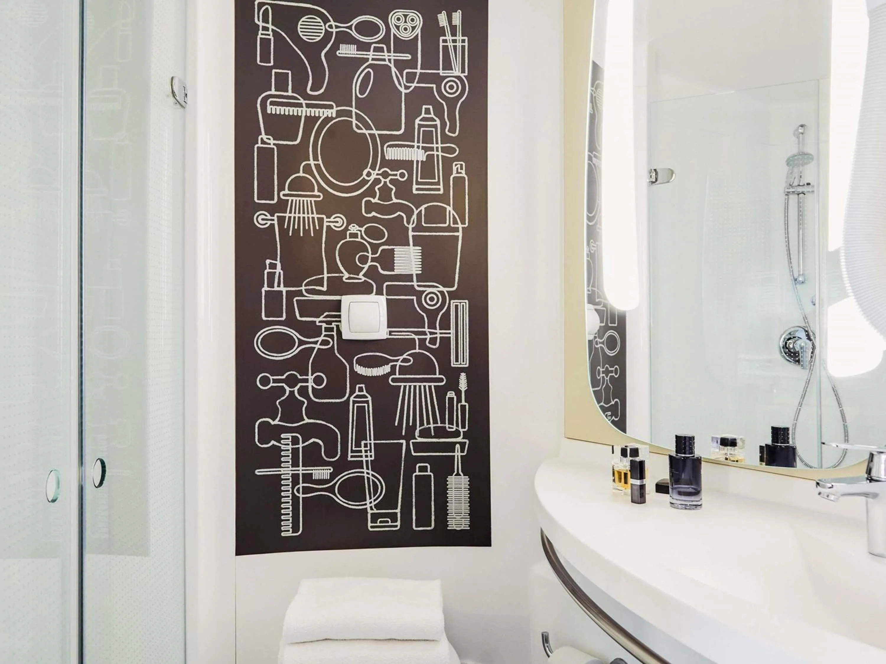 Bedroom in ibis Bordeaux Centre Bastide