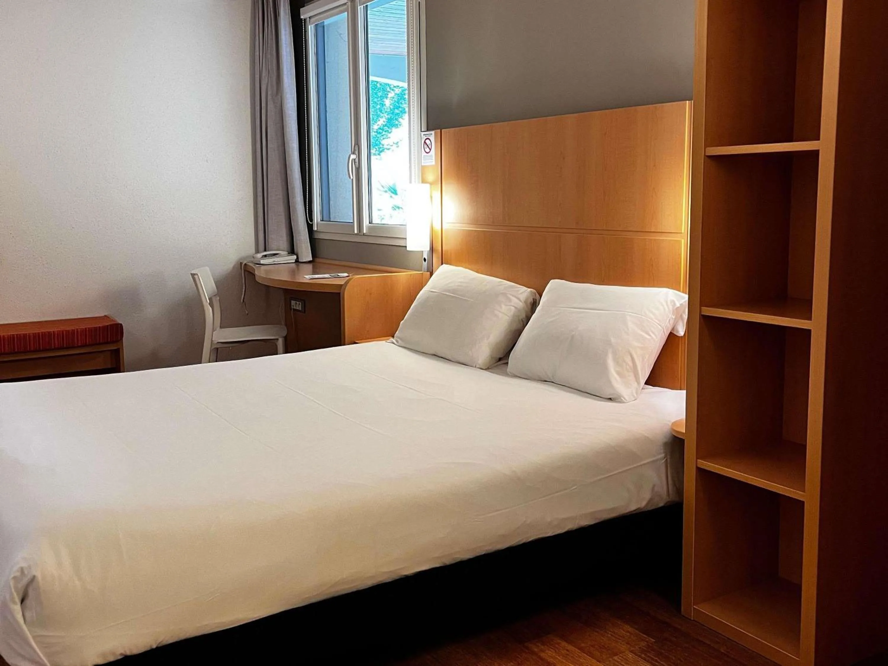 Bedroom, Bed in Ibis Vitré Centre