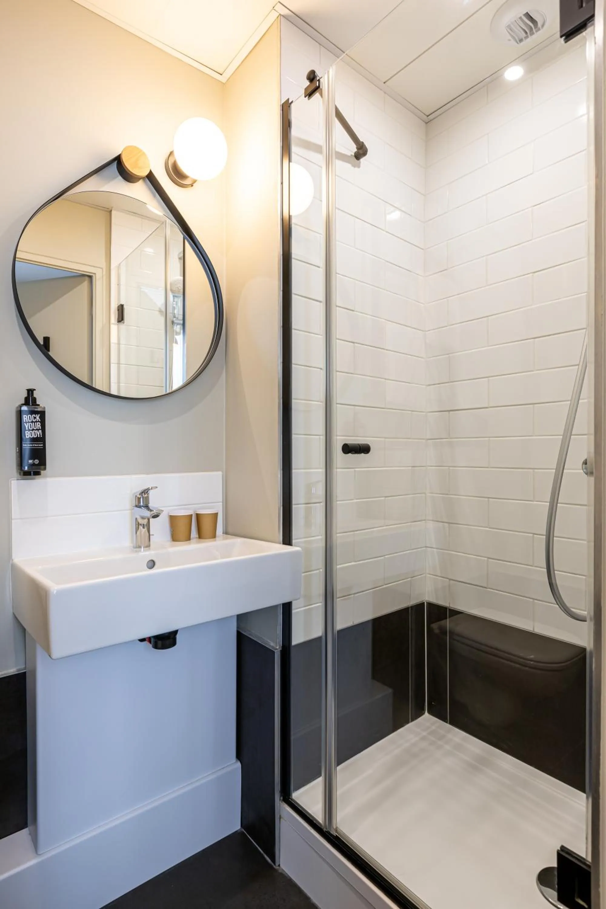 Bathroom in ibis Paris Boulogne Billancourt