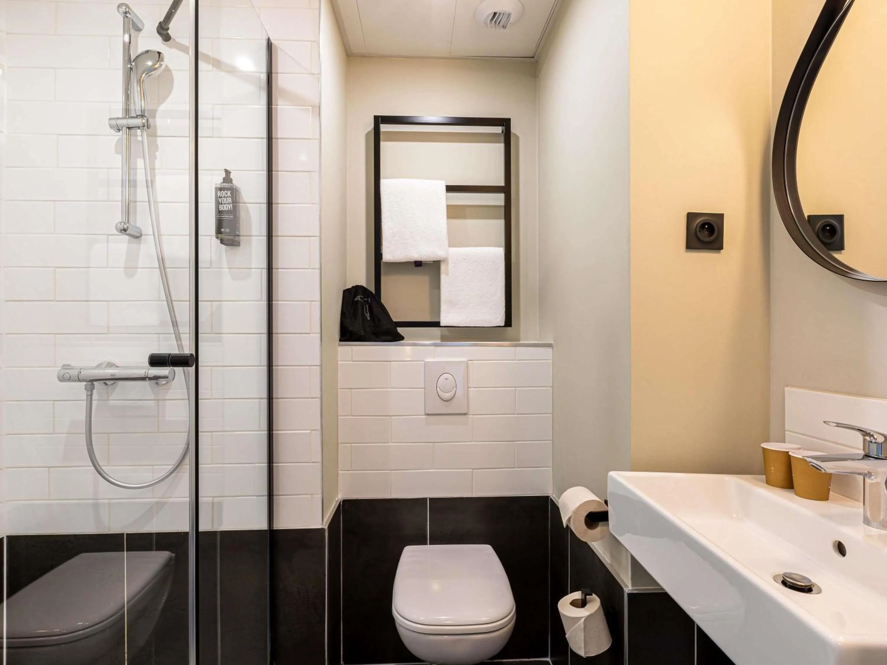 Bedroom in ibis Paris Boulogne Billancourt