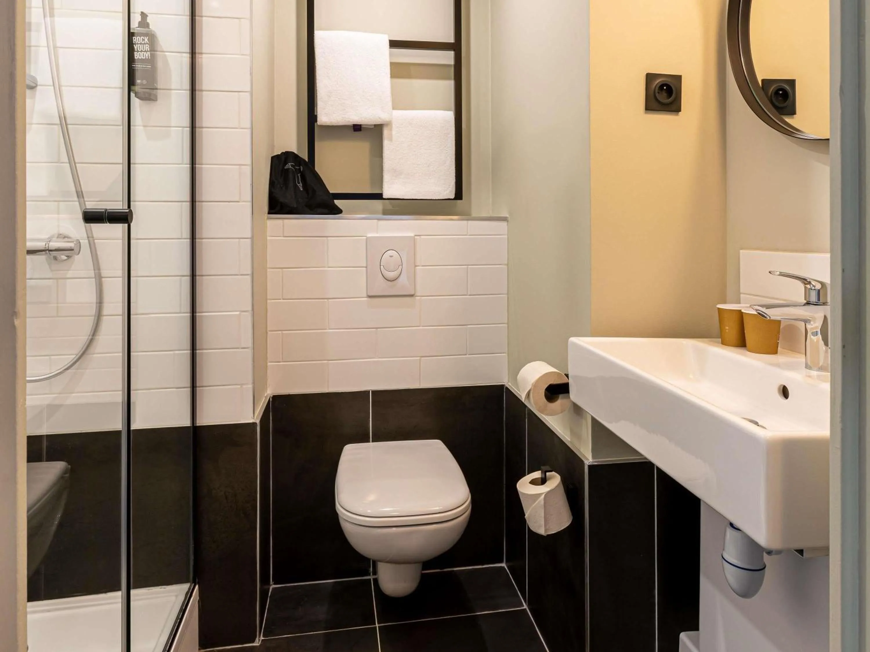 Bedroom in ibis Paris Boulogne Billancourt