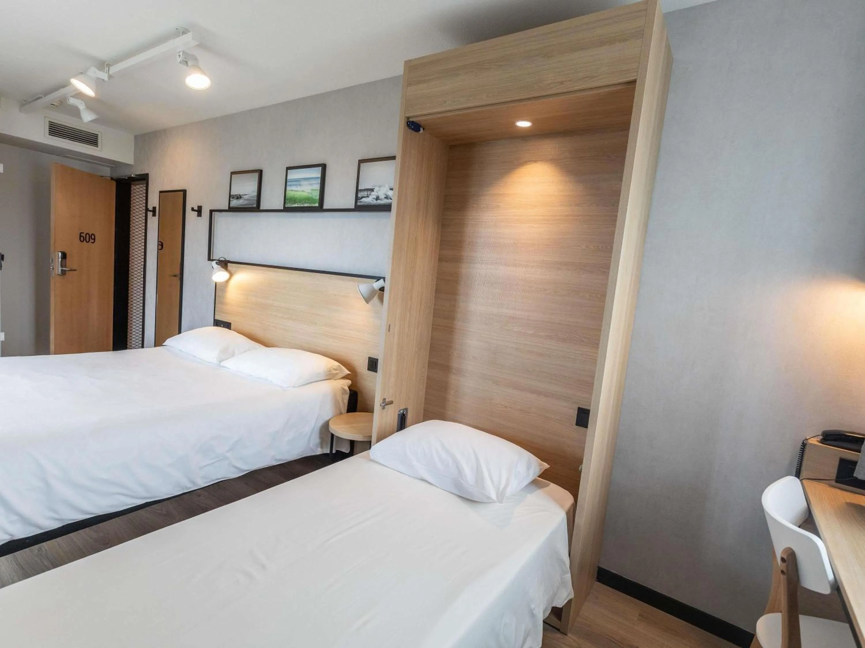 Bedroom, Bed in ibis Ciboure Saint-Jean-de-Luz