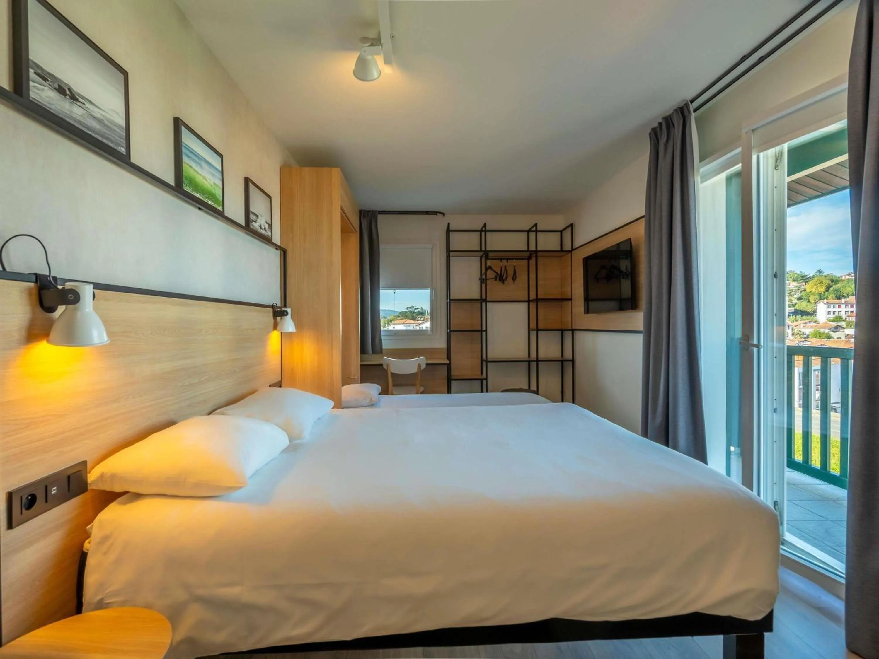 Bedroom, Bed in ibis Ciboure Saint-Jean-de-Luz