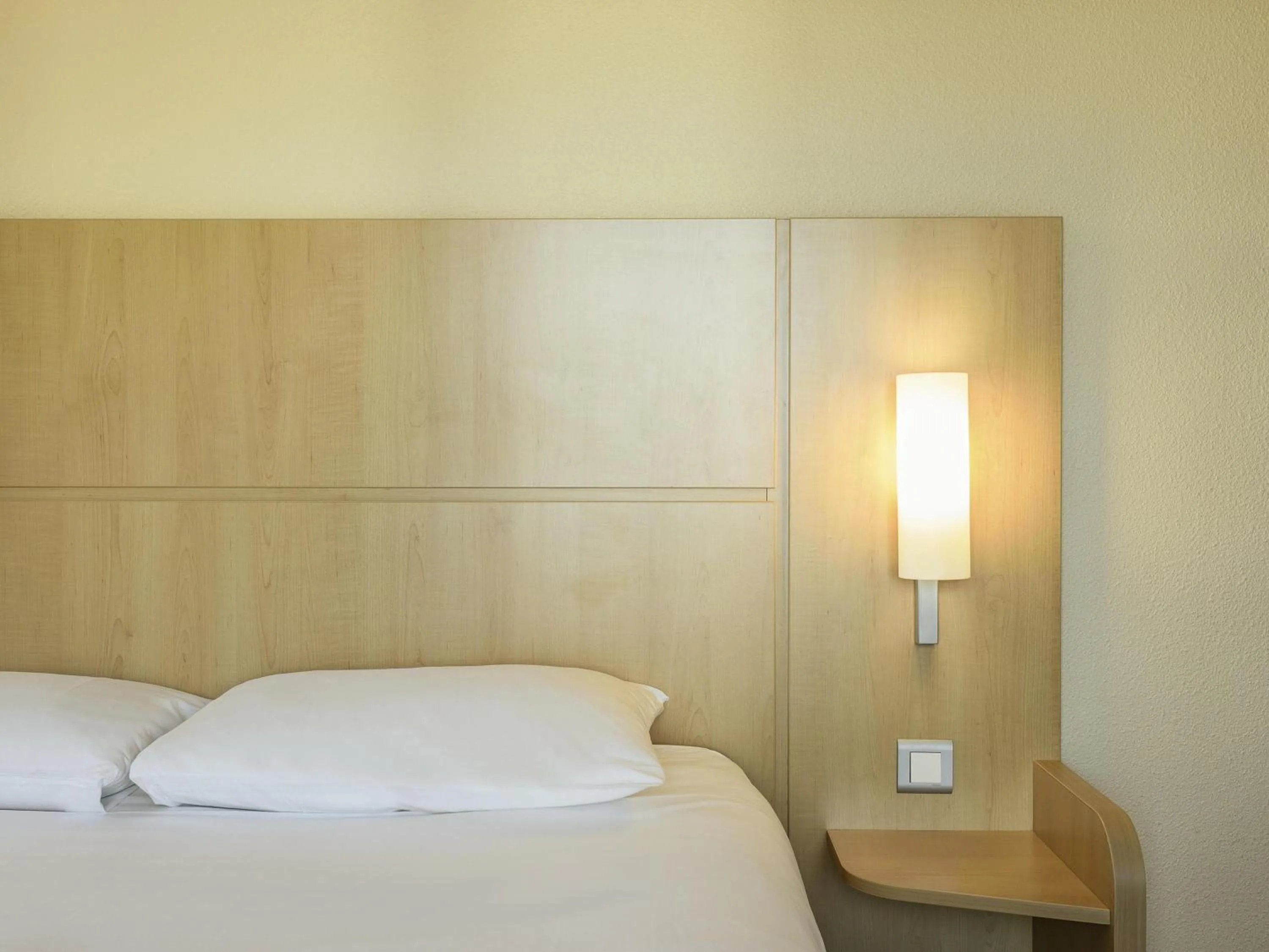 Bedroom, Bed in ibis Ciboure Saint-Jean-de-Luz