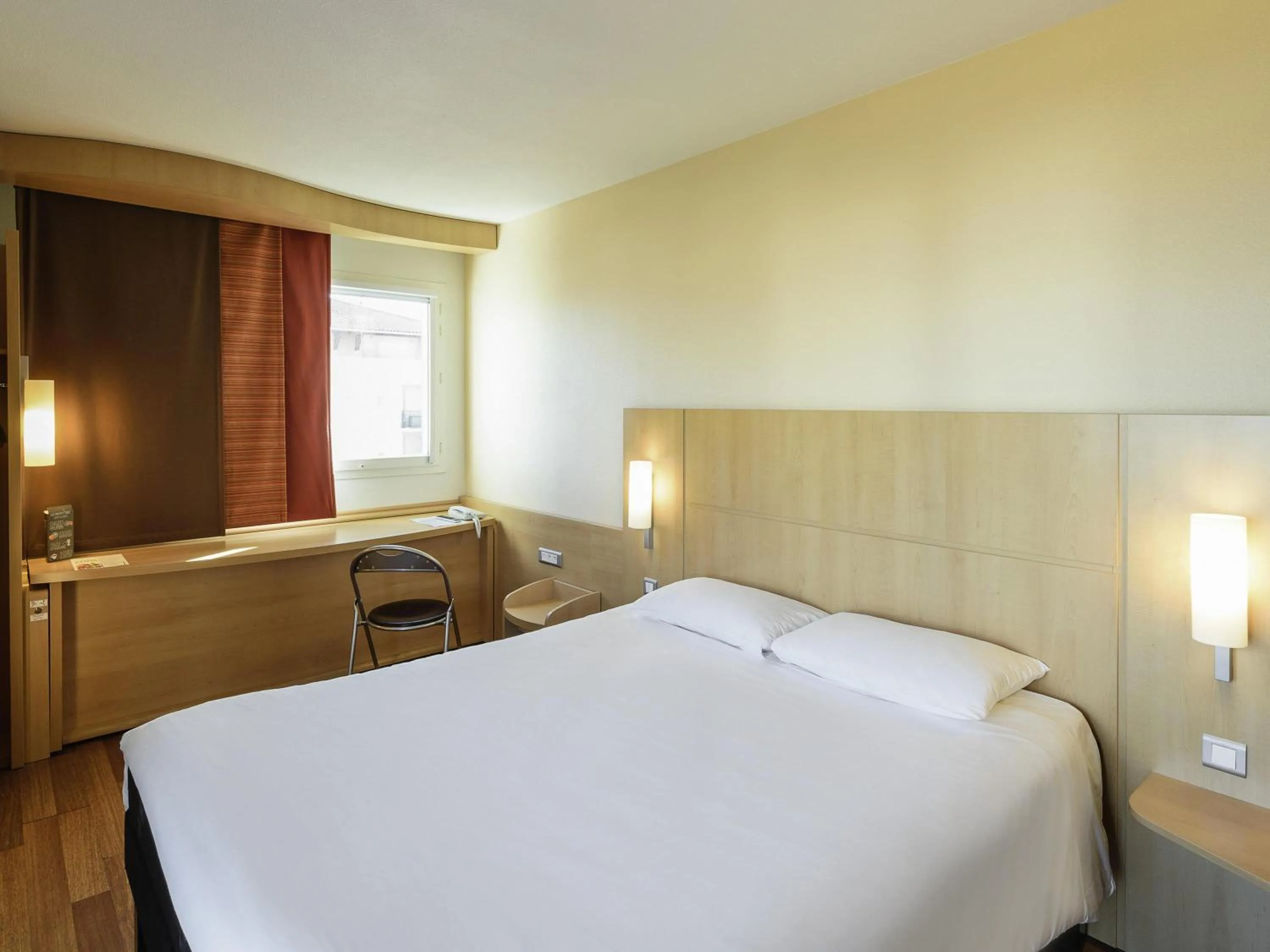 Bedroom, Bed in ibis Ciboure Saint-Jean-de-Luz