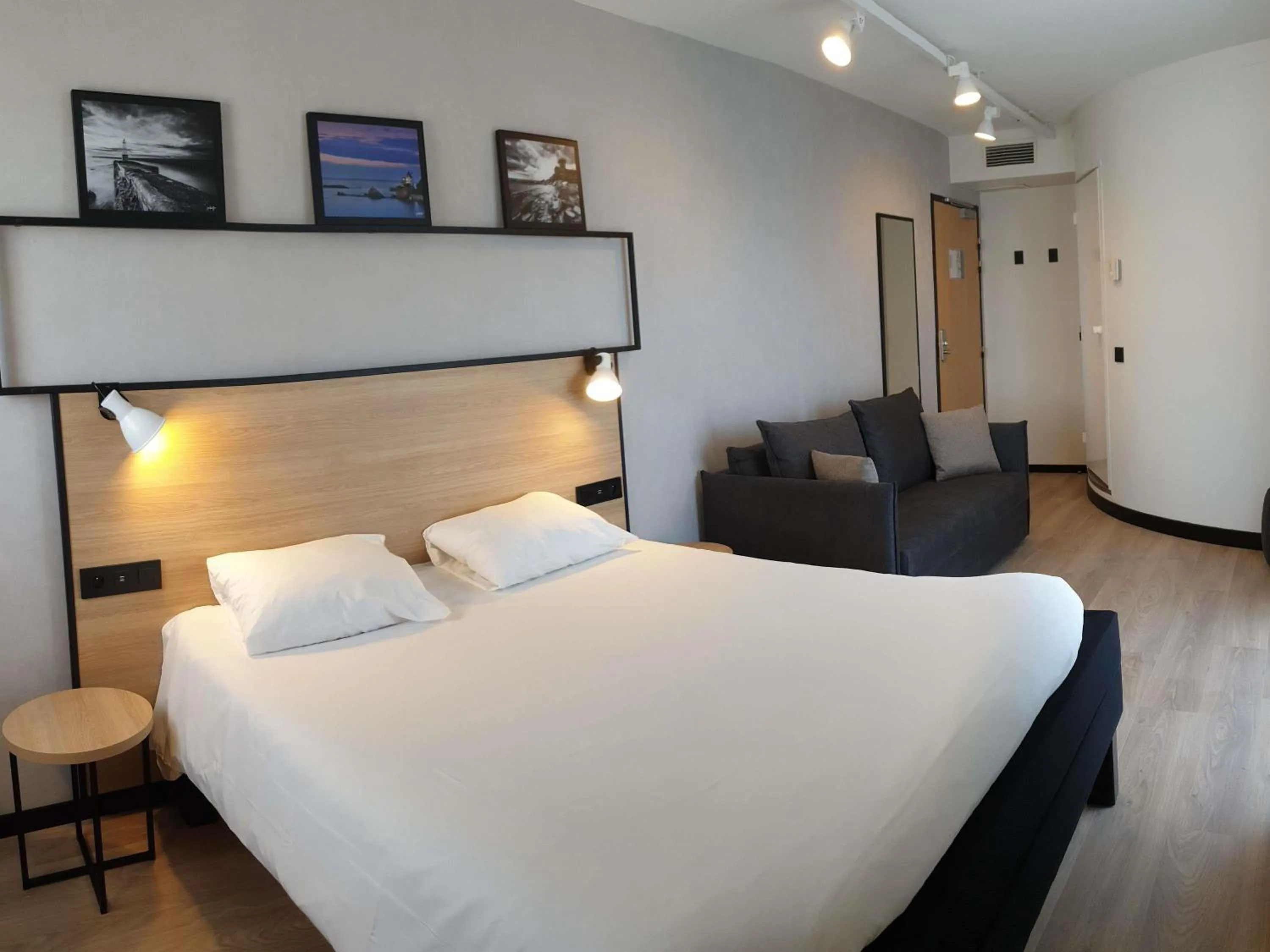 Bedroom, Bed in ibis Ciboure Saint-Jean-de-Luz