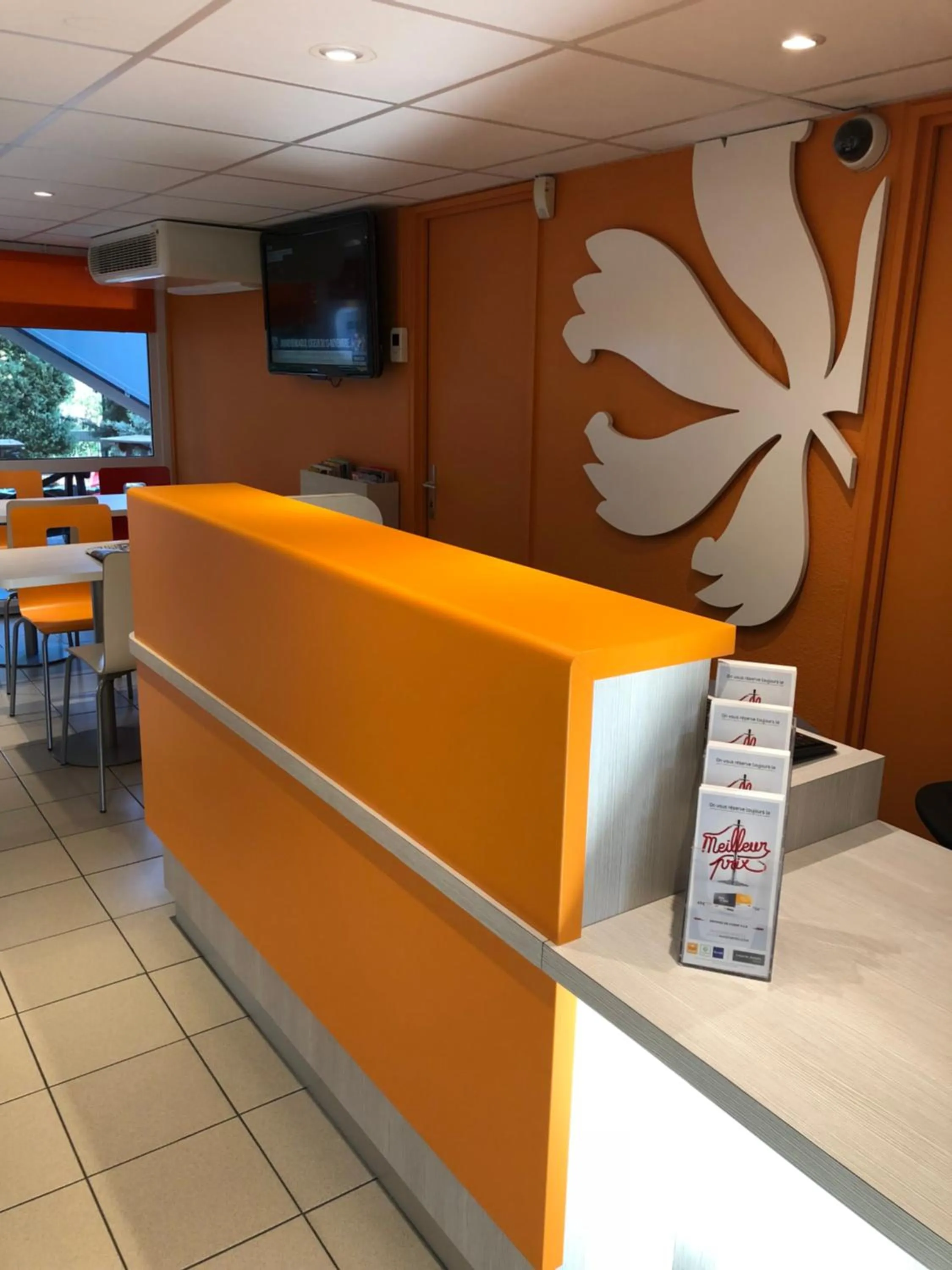 hair dresser in Premiere Classe Perpignan Sud