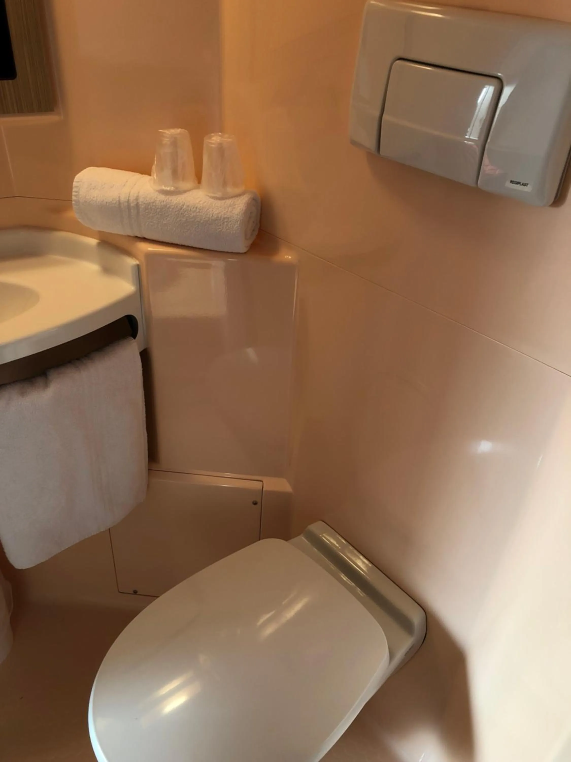 Toilet in Premiere Classe Perpignan Sud